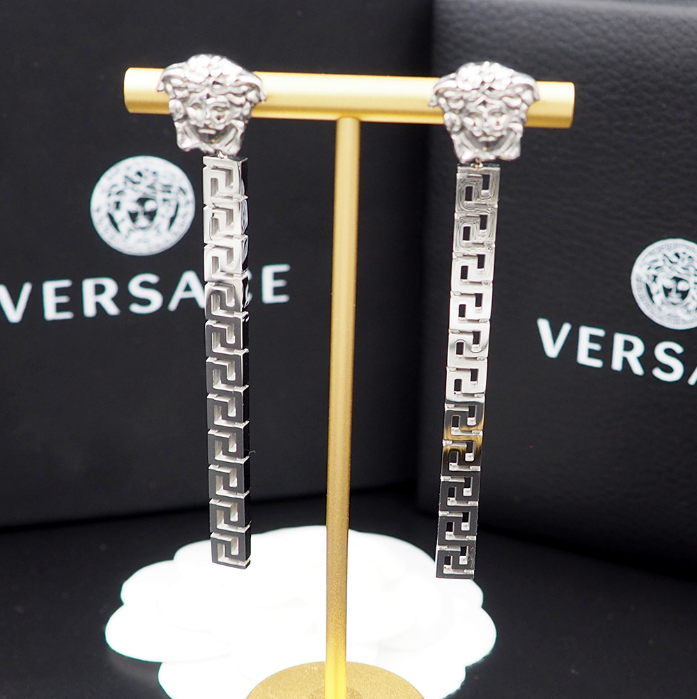 Versace 范思哲Versace此款金色耳坠是一款优雅十足的配饰，饰有一枚美杜莎铆钉和一个希腊回纹长吊坠