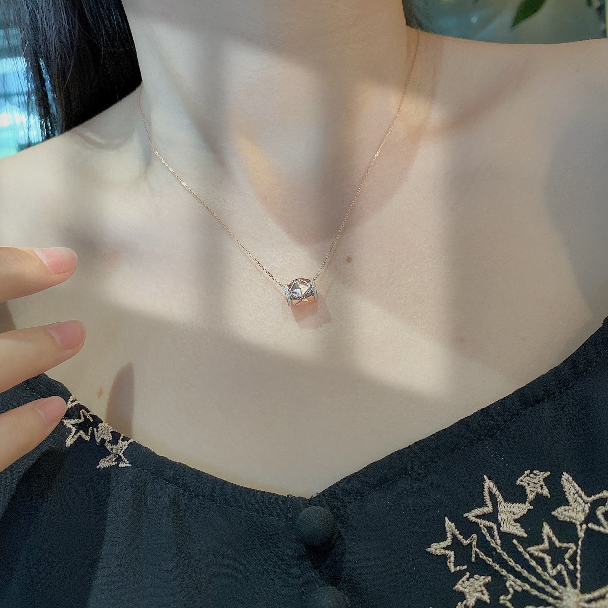 Chanel 推荐一款颜值贼贼高的Chanel风小蛮腰钻石项链 wow～ 既视感 的菱格纹设计
