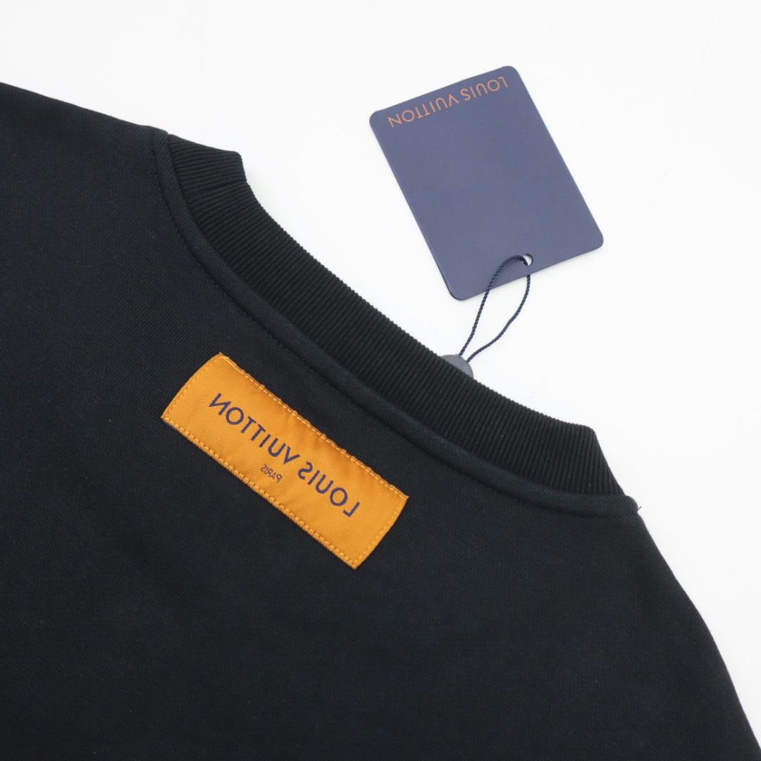 💰P190💥 Louis vuitton/LV 路易威登 新款潮流经典卫衣，精致裁剪，高品质工艺！采用定织定染纯棉面料420克左右纯棉卫衣面料！图案进口数码印花工艺，耐穿耐洗久穿不变型，微阔百搭男女同款。颜色：黑色 米白。码数：XS S M L