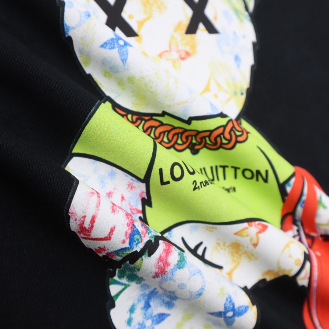 💰P190💥 Louis vuitton/LV 路易威登 新款潮流经典卫衣，精致裁剪，高品质工艺！采用定织定染纯棉面料420克左右纯棉卫衣面料！图案进口数码印花工艺，耐穿耐洗久穿不变型，微阔百搭男女同款。颜色：黑色 米白。码数：XS S M L