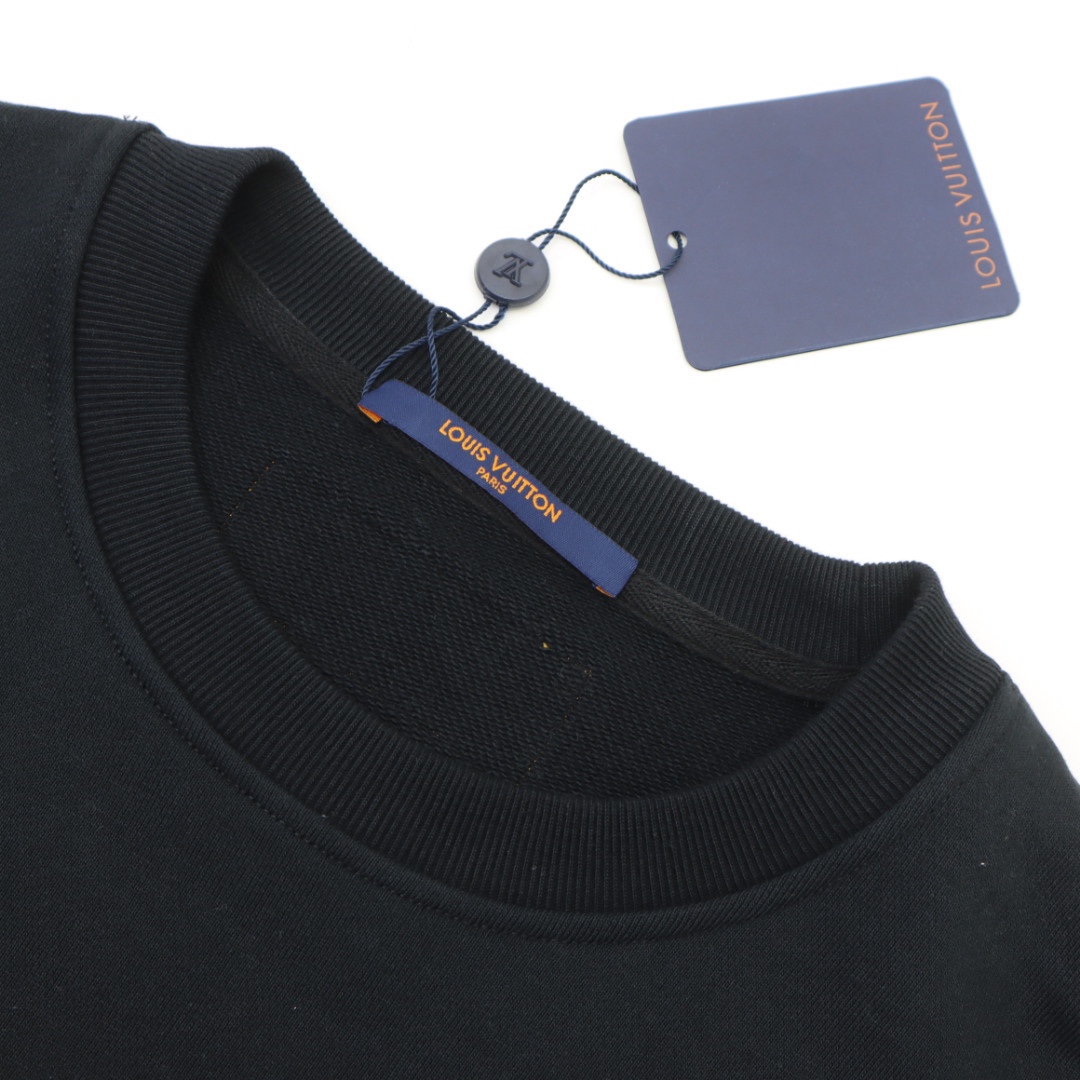 💰P190💥 Louis vuitton/LV 路易威登 新款潮流经典卫衣，精致裁剪，高品质工艺！采用定织定染纯棉面料420克左右纯棉卫衣面料！图案进口数码印花工艺，耐穿耐洗久穿不变型，微阔百搭男女同款。颜色：黑色 米白。码数：XS S M L