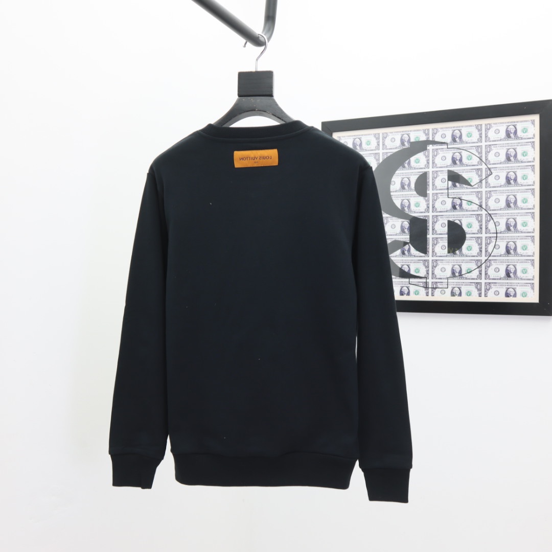 💰P190💥 Louis vuitton/LV 路易威登 新款潮流经典卫衣，精致裁剪，高品质工艺！采用定织定染纯棉面料420克左右纯棉卫衣面料！图案进口数码印花工艺，耐穿耐洗久穿不变型，微阔百搭男女同款。颜色：黑色 米白。码数：XS S M L