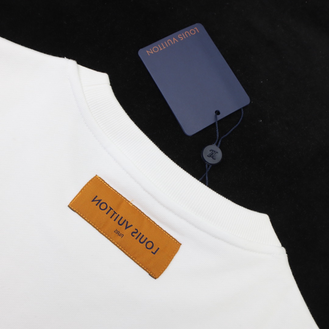 💰P190💥 Louis vuitton/LV 路易威登 新款潮流经典卫衣，精致裁剪，高品质工艺！采用定织定染纯棉面料420克左右纯棉卫衣面料！图案进口数码印花工艺，耐穿耐洗久穿不变型，微阔百搭男女同款。颜色：黑色 米白。码数：XS S M L