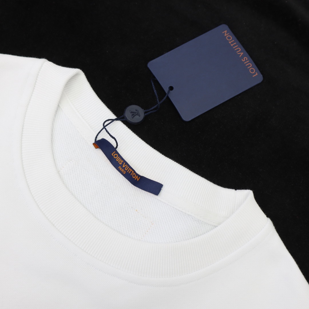 💰P190💥 Louis vuitton/LV 路易威登 新款潮流经典卫衣，精致裁剪，高品质工艺！采用定织定染纯棉面料420克左右纯棉卫衣面料！图案进口数码印花工艺，耐穿耐洗久穿不变型，微阔百搭男女同款。颜色：黑色 米白。码数：XS S M L