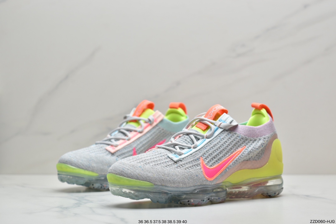 250 耐克Air VaporMax 2021 新全掌气垫系列跑步鞋FlyEase穿脱系统，颠覆创新，Nike秉承一贯环保理念， 造型上也令鞋款更具特色。鞋底气垫也与前几代有所不同，以交叉的气垫管道代替之前的分掌设计，气垫覆盖面积更大。科技配置全面升级，令这款高人气鞋型更加值得期待。  DH4084 002 ID:ZZD060-HJG