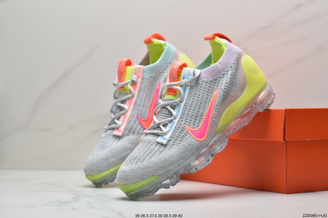 250 耐克Air VaporMax 2021 新全掌气垫系列跑步鞋FlyEase穿脱系统，颠覆创新，Nike秉承一贯环保理念， 造型上也令鞋款更具特色。鞋底气垫也与前几代有所不同，以交叉的气垫管道代替之前的分掌设计，气垫覆盖面积更大。科技配置全面升级，令这款高人气鞋型更加值得期待。  DH4084 002 ID:ZZD060-HJG