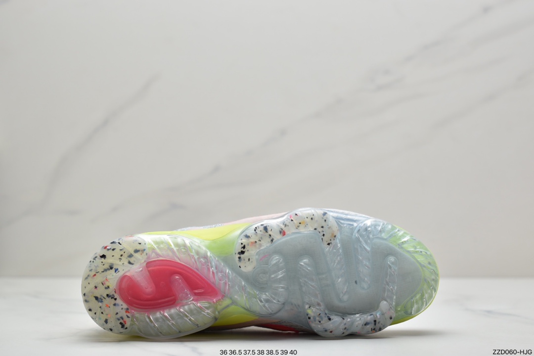 250 耐克Air VaporMax 2021 新全掌气垫系列跑步鞋FlyEase穿脱系统，颠覆创新，Nike秉承一贯环保理念， 造型上也令鞋款更具特色。鞋底气垫也与前几代有所不同，以交叉的气垫管道代替之前的分掌设计，气垫覆盖面积更大。科技配置全面升级，令这款高人气鞋型更加值得期待。  DH4084 002 ID:ZZD060-HJG