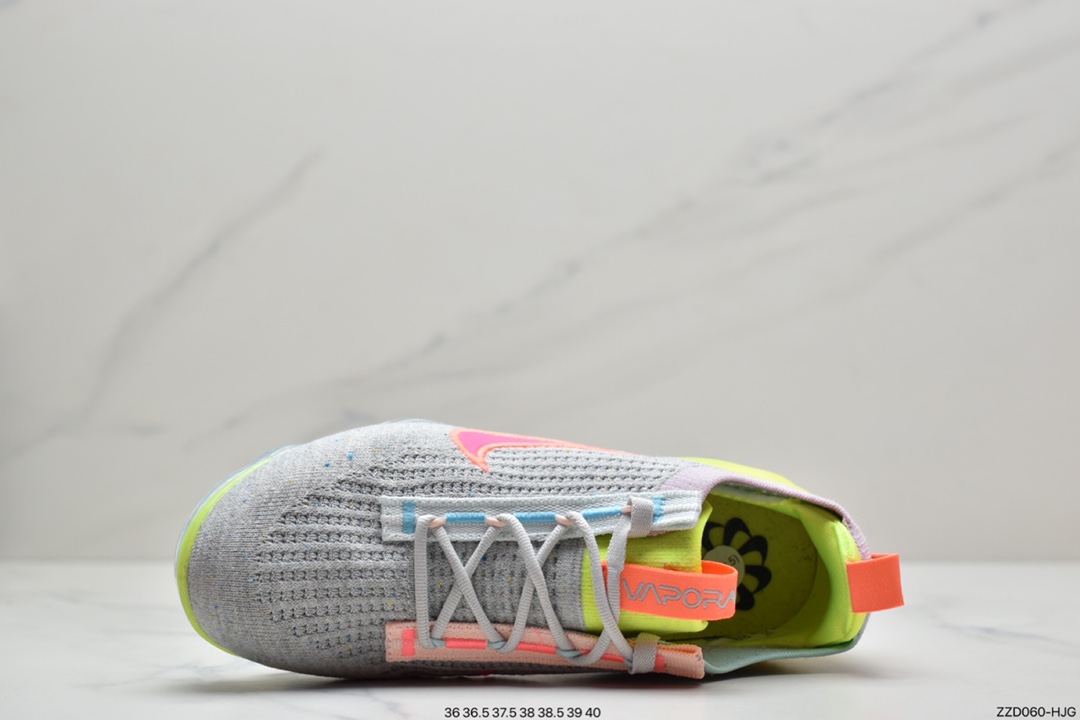 250 耐克Air VaporMax 2021 新全掌气垫系列跑步鞋FlyEase穿脱系统，颠覆创新，Nike秉承一贯环保理念， 造型上也令鞋款更具特色。鞋底气垫也与前几代有所不同，以交叉的气垫管道代替之前的分掌设计，气垫覆盖面积更大。科技配置全面升级，令这款高人气鞋型更加值得期待。  DH4084 002 ID:ZZD060-HJG