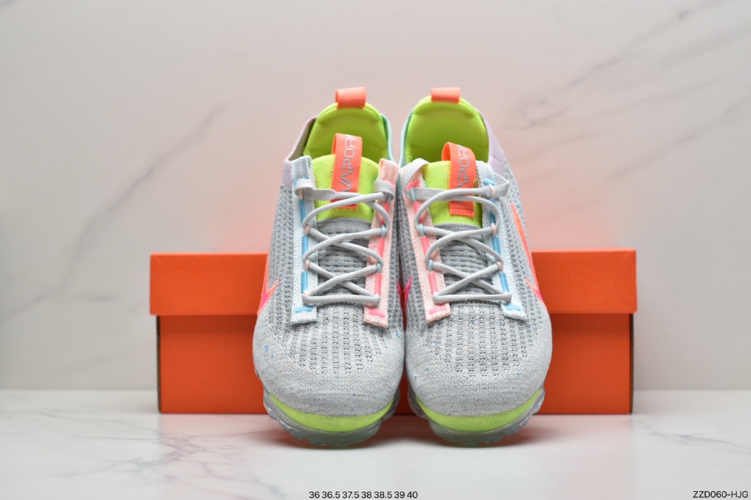 250 耐克Air VaporMax 2021 新全掌气垫系列跑步鞋FlyEase穿脱系统，颠覆创新，Nike秉承一贯环保理念， 造型上也令鞋款更具特色。鞋底气垫也与前几代有所不同，以交叉的气垫管道代替之前的分掌设计，气垫覆盖面积更大。科技配置全面升级，令这款高人气鞋型更加值得期待。  DH4084 002 ID:ZZD060-HJG