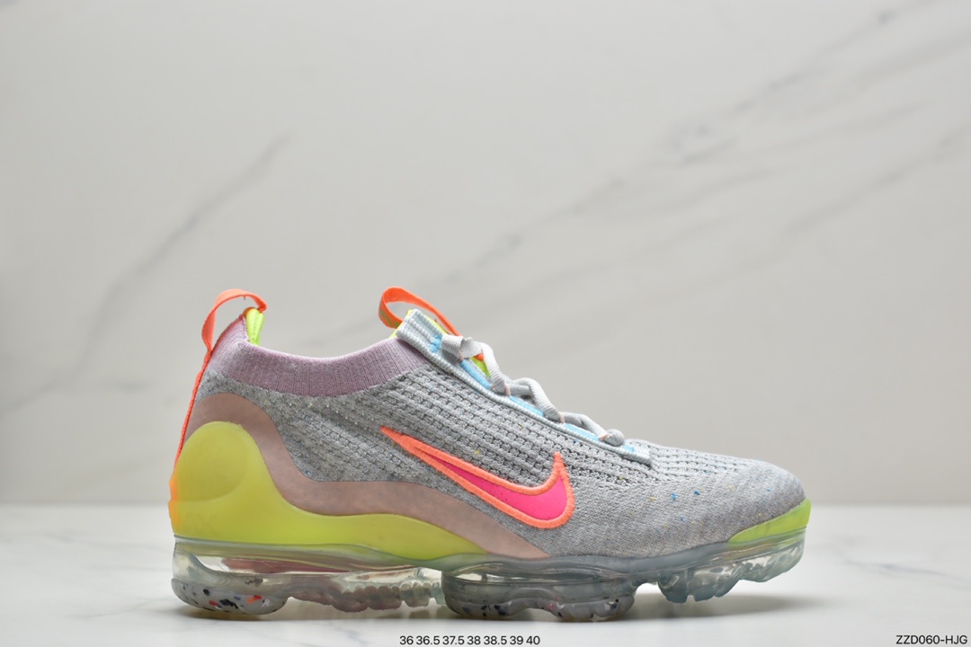 250 耐克Air VaporMax 2021 新全掌气垫系列跑步鞋FlyEase穿脱系统，颠覆创新，Nike秉承一贯环保理念， 造型上也令鞋款更具特色。鞋底气垫也与前几代有所不同，以交叉的气垫管道代替之前的分掌设计，气垫覆盖面积更大。科技配置全面升级，令这款高人气鞋型更加值得期待。  DH4084 002 ID:ZZD060-HJG
