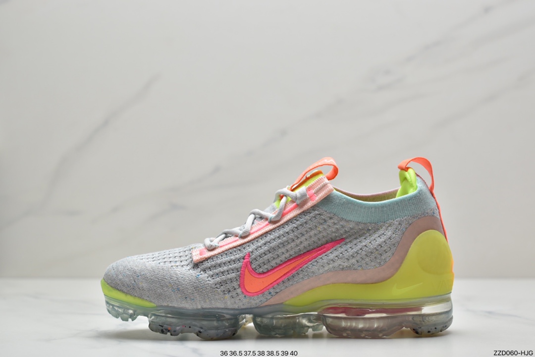 250 耐克Air VaporMax 2021 新全掌气垫系列跑步鞋FlyEase穿脱系统，颠覆创新，Nike秉承一贯环保理念， 造型上也令鞋款更具特色。鞋底气垫也与前几代有所不同，以交叉的气垫管道代替之前的分掌设计，气垫覆盖面积更大。科技配置全面升级，令这款高人气鞋型更加值得期待。  DH4084 002 ID:ZZD060-HJG