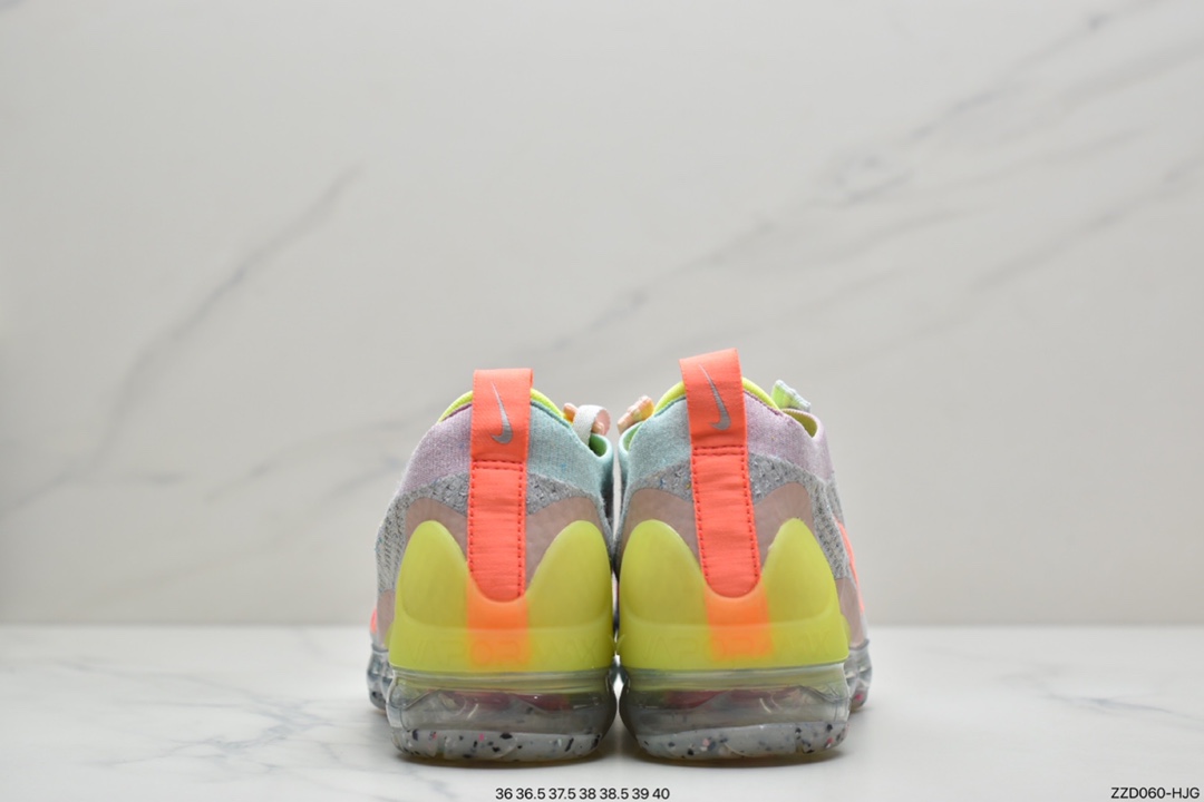 250 耐克Air VaporMax 2021 新全掌气垫系列跑步鞋FlyEase穿脱系统，颠覆创新，Nike秉承一贯环保理念， 造型上也令鞋款更具特色。鞋底气垫也与前几代有所不同，以交叉的气垫管道代替之前的分掌设计，气垫覆盖面积更大。科技配置全面升级，令这款高人气鞋型更加值得期待。  DH4084 002 ID:ZZD060-HJG