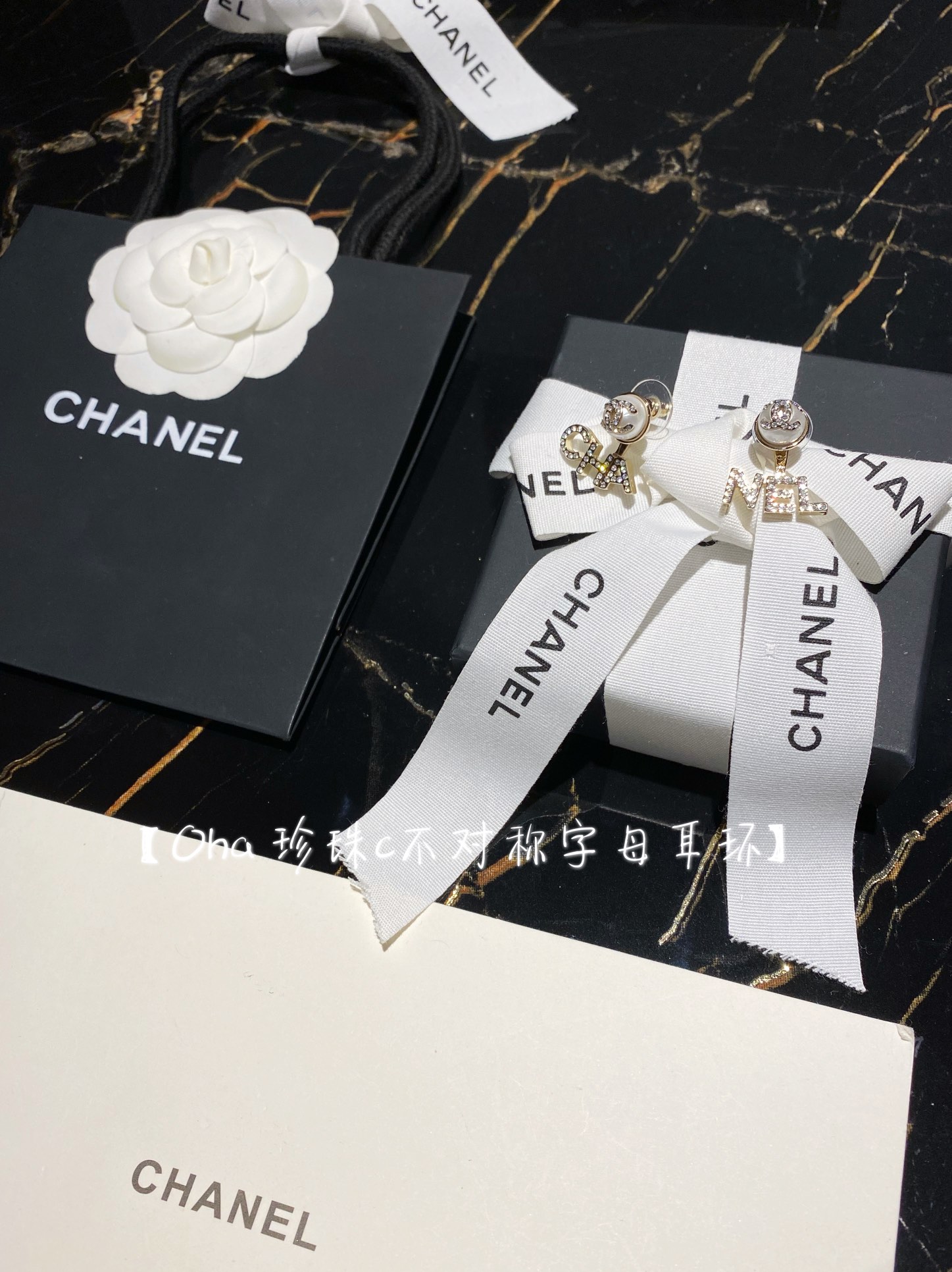 NO:633344,88180 [ch@nel Pearl C Asymmetric Letter Earrings] ·A pair can be worn in three ways!  Rare and versatile earrings!  A must buy ·The cc and six letters on the pearl are inlaid with Swarovski crystal diamonds, all shining!  Welcome to compare all versions on the market. ·Pearls are specially customized large pearls with mellow white pearlescent color, which can be worn alone as small earrings. ·Two sets of cc lg on the back. This is the biggest hot style of this season. You must buy it.1986090988180【ch@nel 珍珠c不对称字母耳环】 ·一对有三种戴法！不多见的香多用耳环！必收必收 ·珍珠上cc和六个字母均为施华洛世奇水晶钻镶嵌,颗颗闪亮！欢迎对比市面所有版本 ·珍珠是特别定制的醇厚洁白珠光色的大珍珠,可以单独当小耳钉佩戴 ·背面两组cc lg 本季度最大的爆款,一定要入手,设计简直不要太赞,可以佩戴出N多种效果,而且字母可以搭配其他耳钉组合出N种设计,充分挥洒你的创意[机智][机智]实在是无敌的性价比啊,,swarovski,earrings,卡迪亚高端饰品,Jewelry