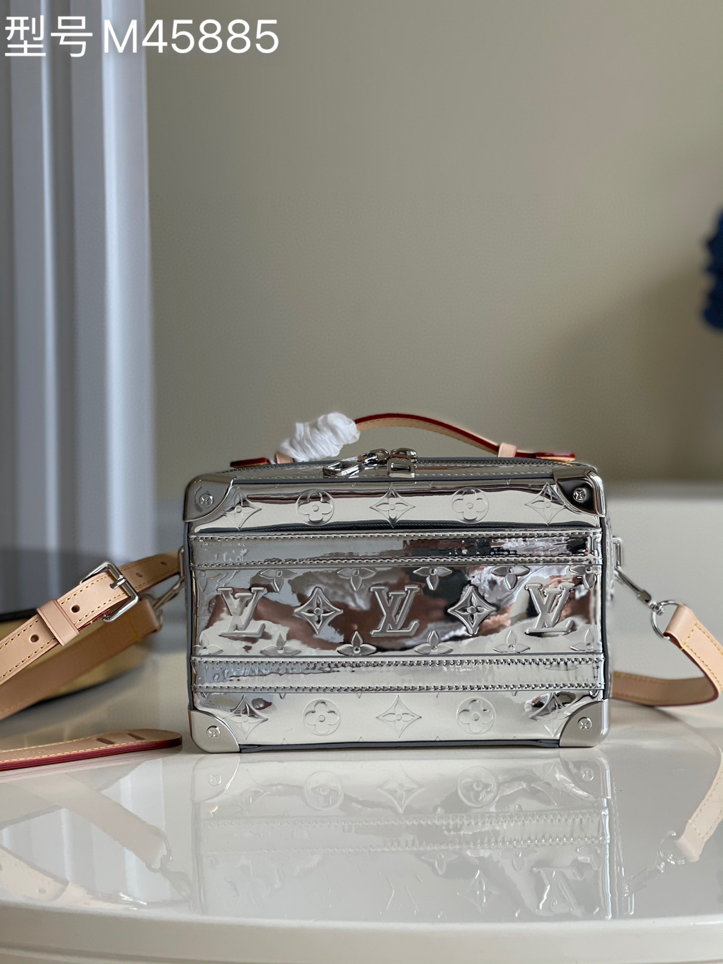 NO:397490,[Exclusive real shot of M45885 silver embossed] Mirrored retro crossbody bag Handle Trunk, a retro box bag that trendy people must buy!  This configuration, metal corners and silver embossing inherits the classic hard box design, the top leather handle conveys a retro atmosphere, and the removable yellow shoulder straps for comfortable shoulders. The double zipper heads are convenient to open up the abundant internal space and can accommodate mobile phones and wallets!  Size 21*15*9cm.m.750, LV【original leather】,louis vuitton,satchels,crossbody bags19860909【独家实拍M45885银色压花】 镜面复古斜挎包Handle Trunk ,潮人必入复古box包！此款构型、金属边角和银色压花,传承经典硬箱设计,顶部皮革手柄传递复古气息,可拆卸黄皮肩带实现舒适肩背.双拉链头方便开启充裕内部空间,可容纳手机和钱夹！尺寸21*15*9cm.m.750,LV【原厂皮】,louis vuitton,satchels,crossbody bags,Bag