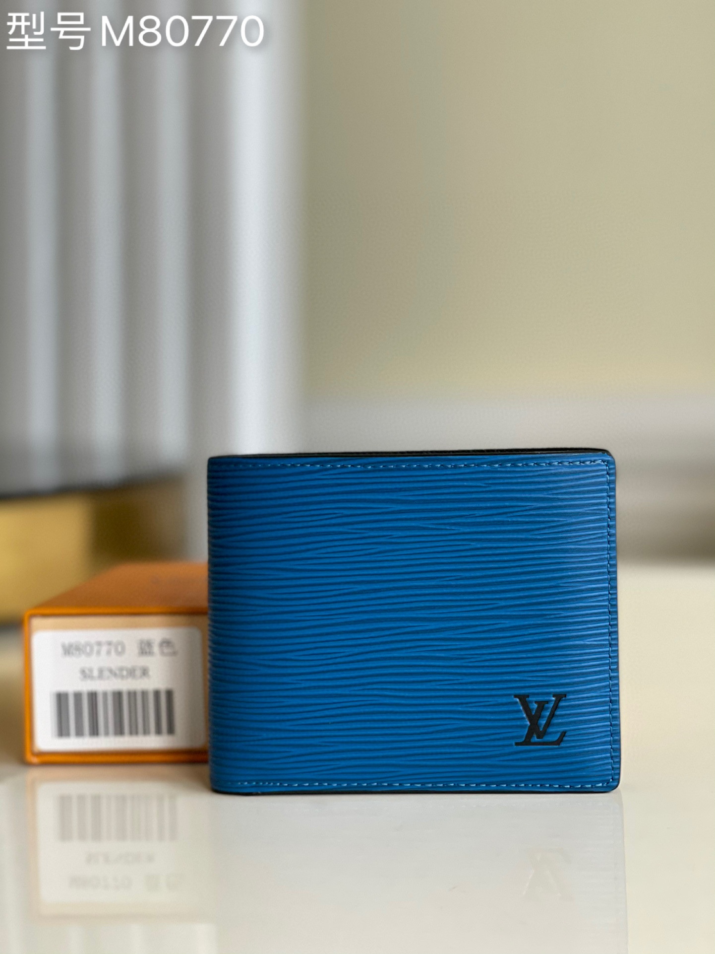 NO:397229,【Exclusive real photo M80770 blue】Water ripple new men's short clip This Multiple wallet is made of soft Epi leather, with LV embossed letter logo on the corners, modern and fashionable. It has varied functions, with multiple card mezzanines, 2 compartments for storing paper bills and 2 side mezzanines for storing notes. The handbag can still be easily placed in most pockets and bags 11.5 x 9 x 1.5 cm v.,LV [original leather],louis vuitton19860909【独家实拍M80770 蓝色】水波纹 新款男士短夹 本款 Multiple 钱夹由柔软的 Epi 皮革制成,角落处低调饰有 LV 压纹字母标识,摩登时尚.功能多样,配有多个卡片夹层、2 个可存放纸钞的隔层与 2 个可存放票据的侧面夹层.该手袋仍可轻松放入大多数口袋与包袋中11.5 x 9 x 1.5 厘米 v.,LV【原厂皮】,louis vuitton,Bag