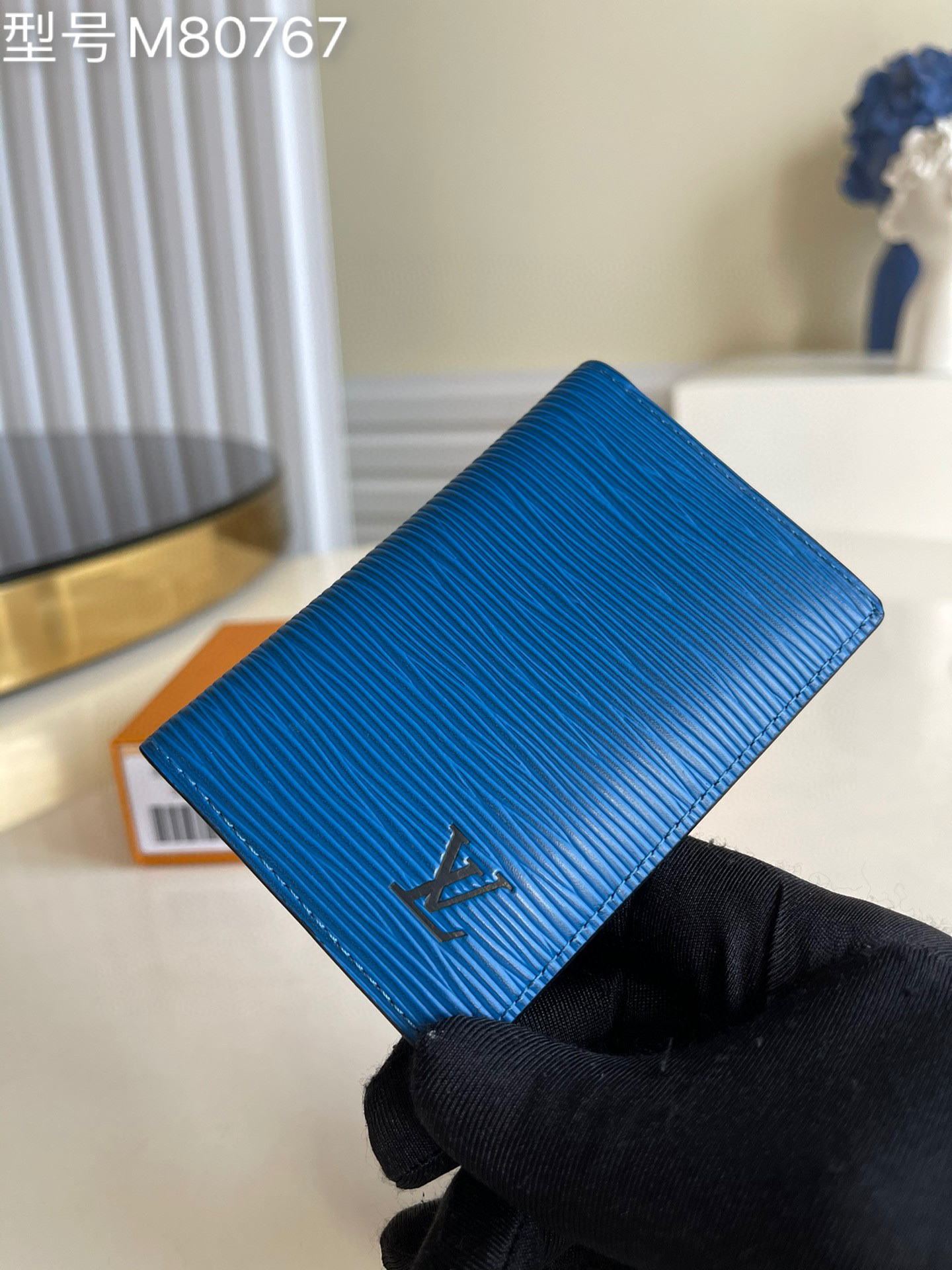 NO:397231,【Exclusive real photo M80767 blue】Water ripple new men's card bag This pocket wallet is made of Epi leather, and the inner layer is made of grinding leather and Monogram Eclipse canvas material. The Monogram pattern unexpectedly adds the brand style. The inner layer is equipped with 3 card mezzanines and 5 inner bags. The LV embossed letter tone contrasts sharply with the body.8 x 11 x 1 cm v.,LV [original leather],louis vuitton19860909【独家实拍M80767 蓝色】水波纹 新款男士卡包 本款口袋钱夹由 Epi 皮革制成,内层采用磨面皮革与 Monogram Eclipse 帆布材质打造.Monogram 图案意外增添品牌格调.内层配有 3 个卡片夹层与 5 个内袋.LV 压纹字母色调与包身形成鲜明对比.8 x 11 x 1 厘米 v.,LV【原厂皮】,louis vuitton,Bag