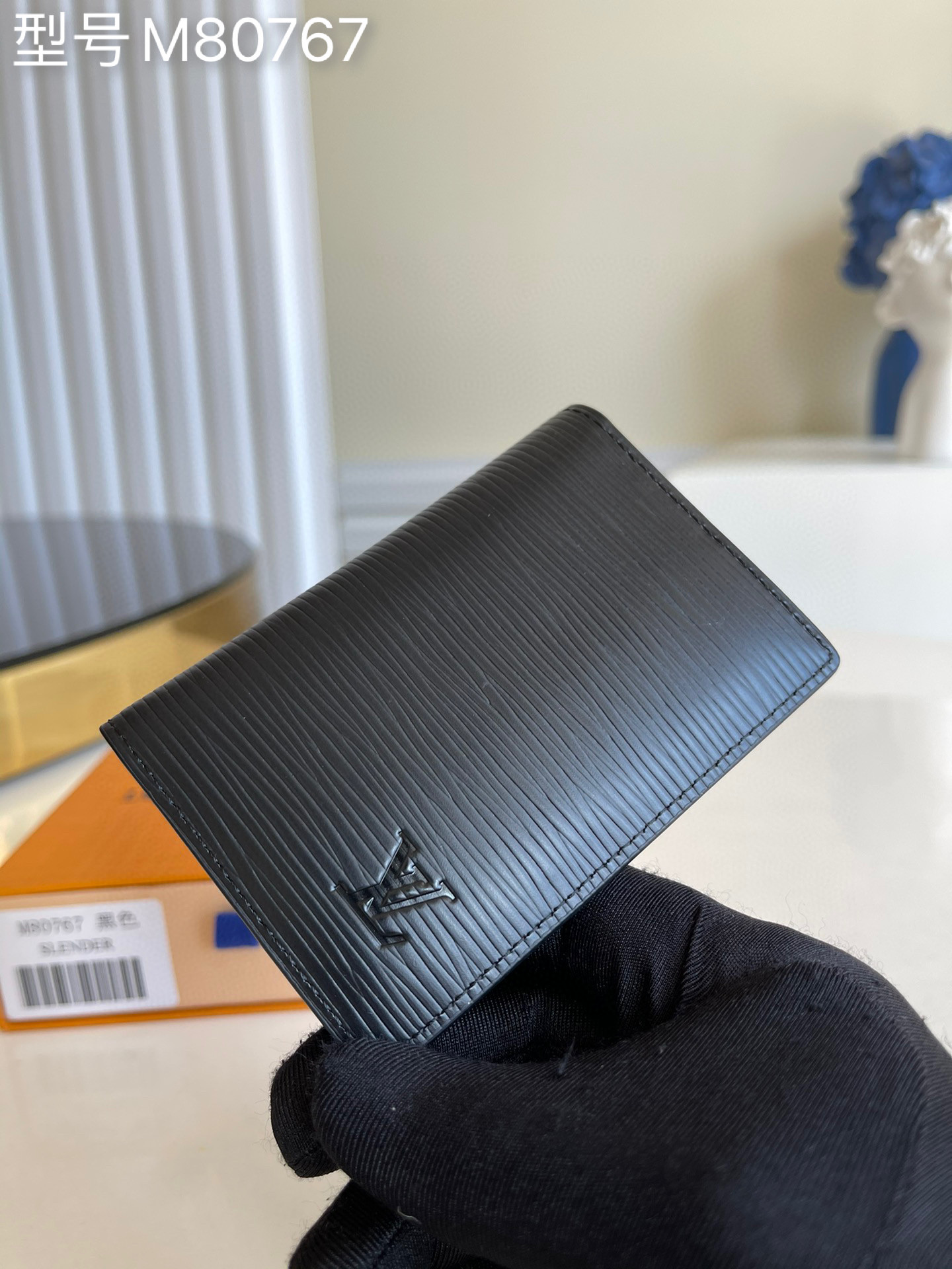 NO:397643,[Exclusive real photo M80767 g color] Water ripple new men's card bag This pocket wallet is made of Epi leather, and the inner layer is made of grinding leather and Monogram Eclipse canvas material. The Monogram pattern unexpectedly adds the brand style. The inner layer is equipped with 3 card mezzanines and 5 inner bags. The LV embossed letter tone contrasts sharply with the body. 8 x 11 x 1 cm v.,LV [original leather],louis vuitton19860909【独家实拍M80767 克色】水波纹 新款男士卡包 本款口袋钱夹由 Epi 皮革制成,内层采用磨面皮革与 Monogram Eclipse 帆布材质打造.Monogram 图案意外增添品牌格调.内层配有 3 个卡片夹层与 5 个内袋.LV 压纹字母色调与包身形成鲜明对比.8 x 11 x 1 厘米 v.,LV【原厂皮】,louis vuitton,Bag