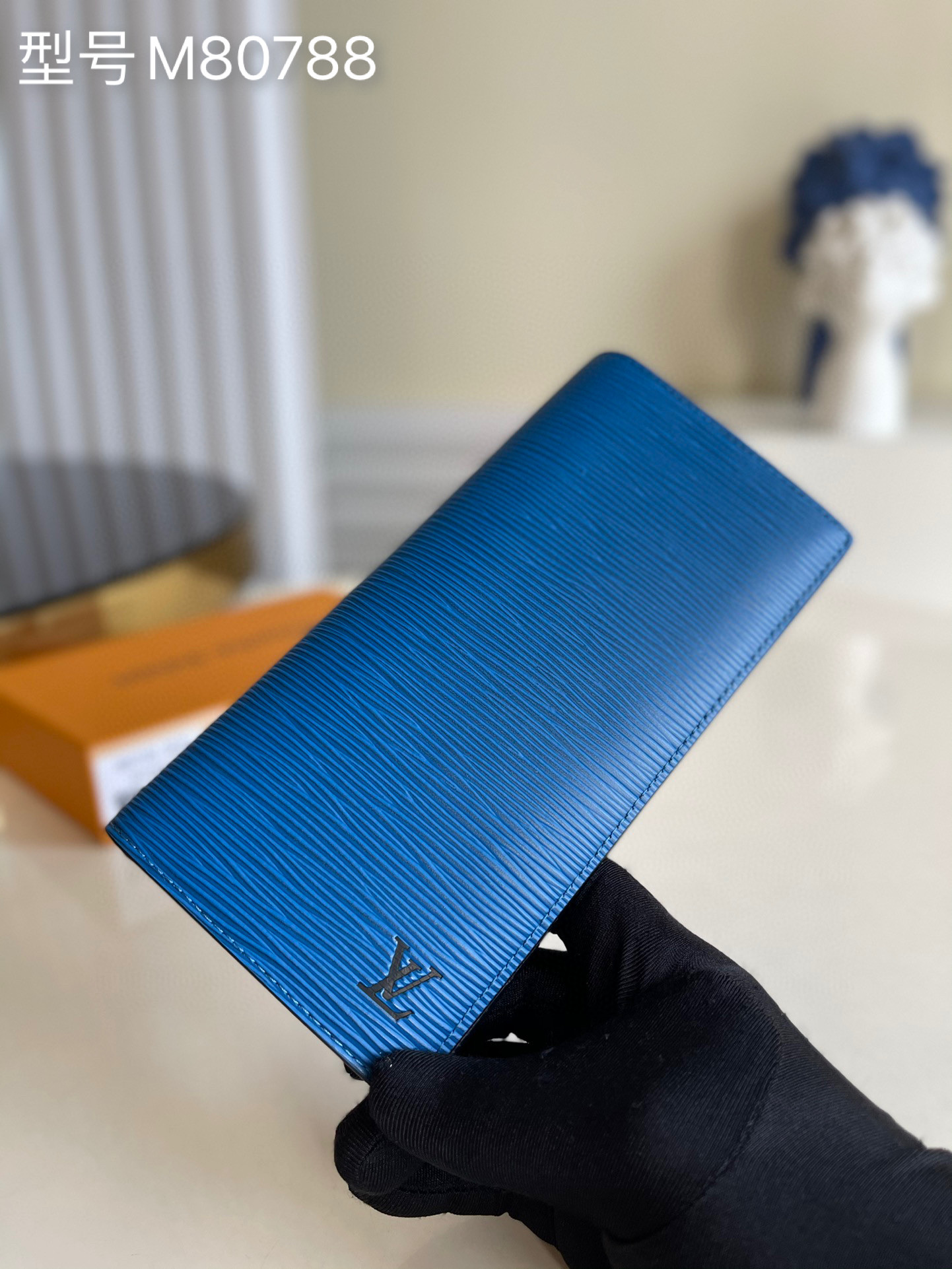 NO:397233,【Exclusive real photo M80788 blue】Water rippling new men's suit clip This large-size Brazza men's wallet can place all items in an orderly manner. The outer layer is made of Epi embossed leather, and the inner layer is made of ground leather. It is made of Monogram Eclipse canvas material, which is elegant and elegant. It is equipped with a large-size zipper compartment for storing coins, multiple card mezzanines and banknote compartment. 10 x 19 x 2 cm v.,LV [original leather],louis vuitton,business suit19860909【独家实拍M80788 蓝色】水波纹新款男士西装夹 本款大尺寸 Brazza 男士钱夹可有序摆放所有物品.外层由 Epi 压纹皮革制成,内层则由磨面皮革制成,搭配 Monogram Eclipse 帆布材质,英气典雅.配有可存放硬币的大尺寸拉链隔层、多个卡片夹层以及纸钞隔层.10 x 19 x 2 厘米 v.,LV【原厂皮】,louis vuitton,business suit,Bag