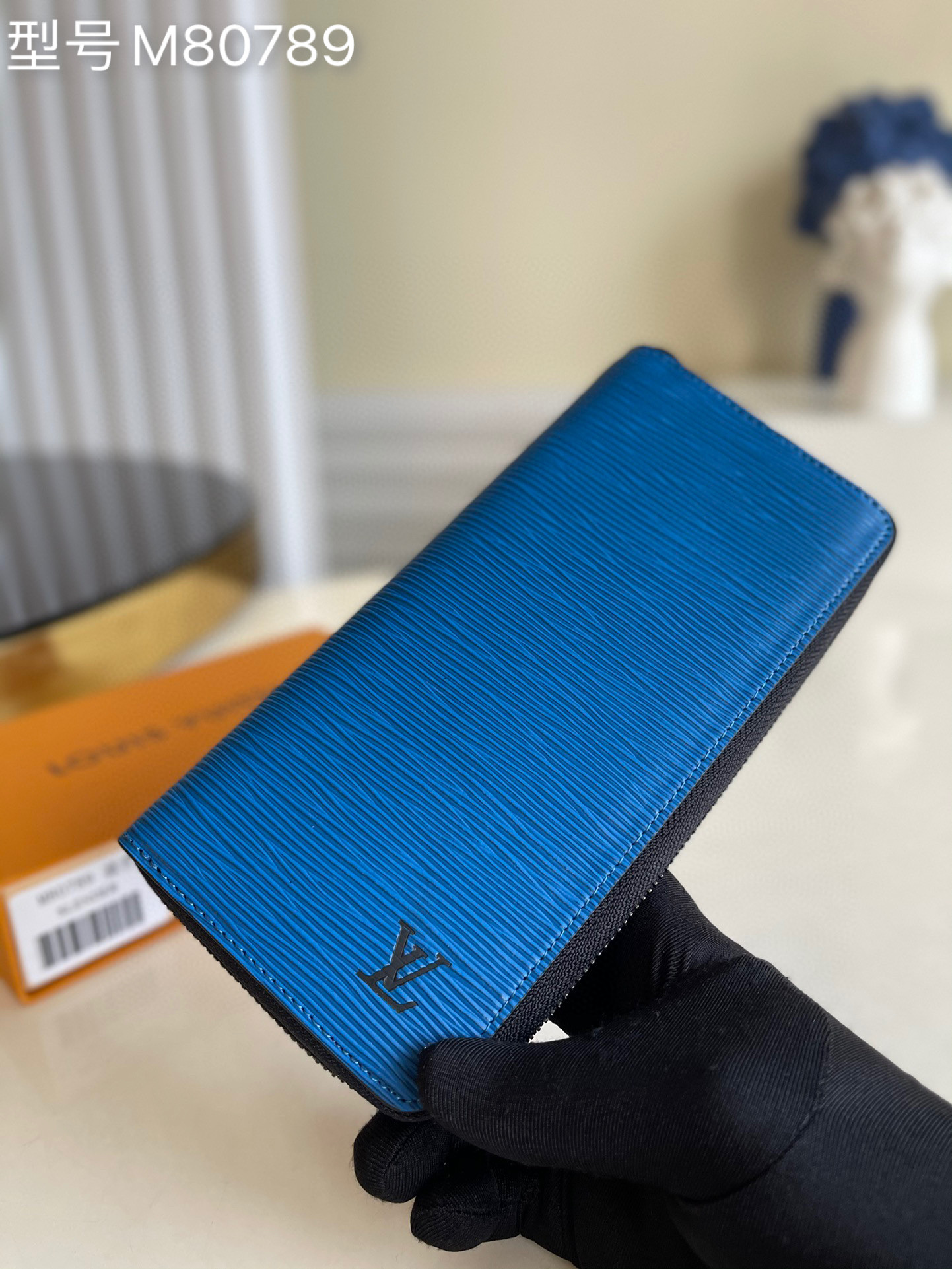 NO:397235,【Exclusive real photo M80789 blue】Water ripple new men's zipper bag ZIPPY VERTICAL wallet This men's vertical zipper wallet is made of wear-resistant Damier Graphite canvas, with elegant temperament. Multiple practical pockets and compartments designs can easily accommodate cash, credit cards and change. 20x10cm v.300, LV [original leather], louis vuitton19860909【独家实拍M80789 蓝色】水波纹 新款男士拉链包 ZIPPY VERTICAL 钱夹 这款男士竖款拉链钱夹以耐磨的Damier Graphite 帆布制成,气质优雅.多个实用的口袋和隔层设计可轻松容纳现金、信用卡和零钱.20x10cm v.300,LV【原厂皮】,louis vuitton,Bag