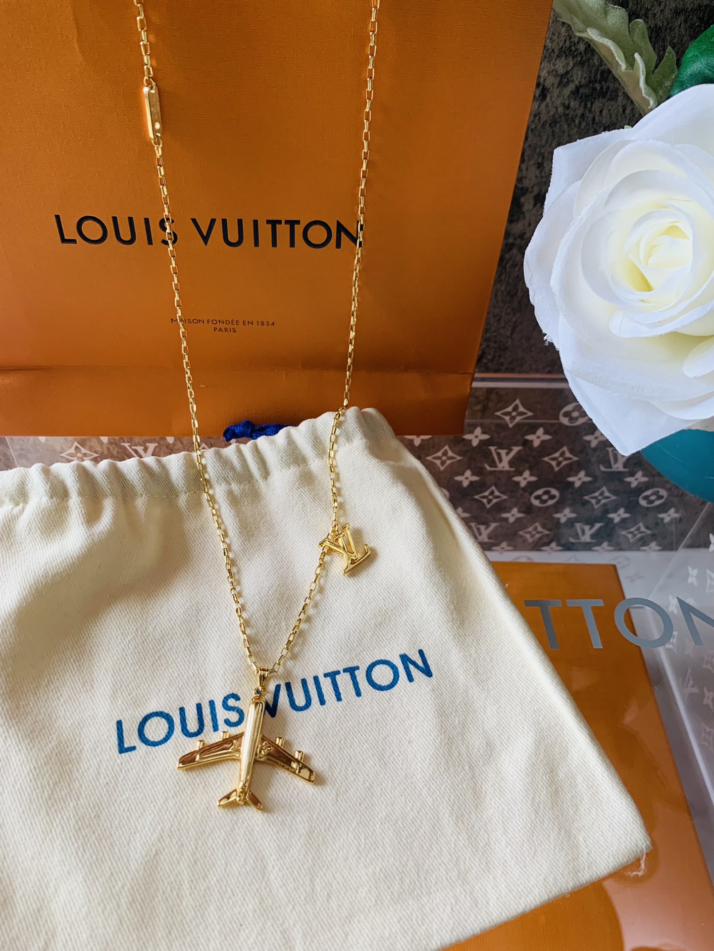 LV airplane necklace/chain from Survivalsource for 135¥ link under