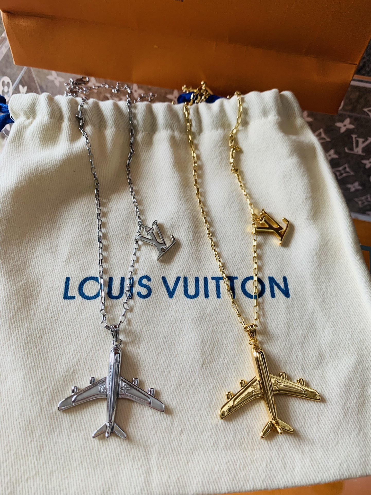 Plane Necklace continues the exploration journey of the 2021 Autumn/Winter  show, for the polished airplane shape pendant engraved Monogram flowers and  classic letters, and then lacquer light effect _ jewelry _ fashion