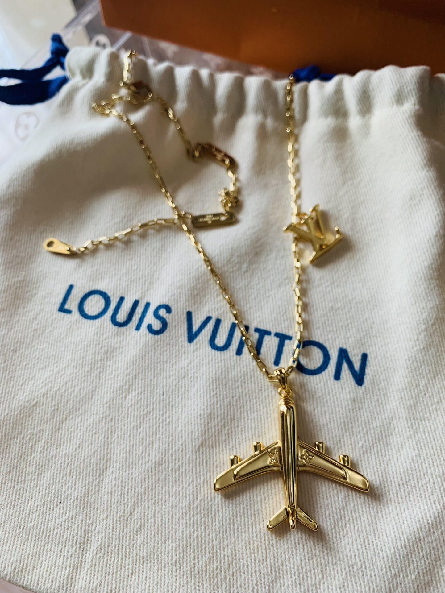 Plane Necklace continues the exploration journey of the 2021 Autumn/Winter  show, for the polished airplane shape pendant engraved Monogram flowers and  classic letters, and then lacquer light effect _ jewelry _ fashion