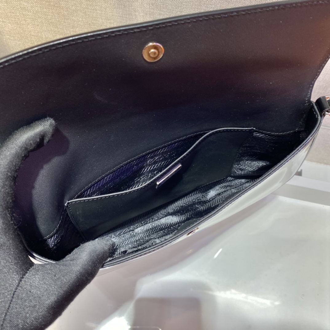 PRADA普拉达新款长形腋下包1BD276