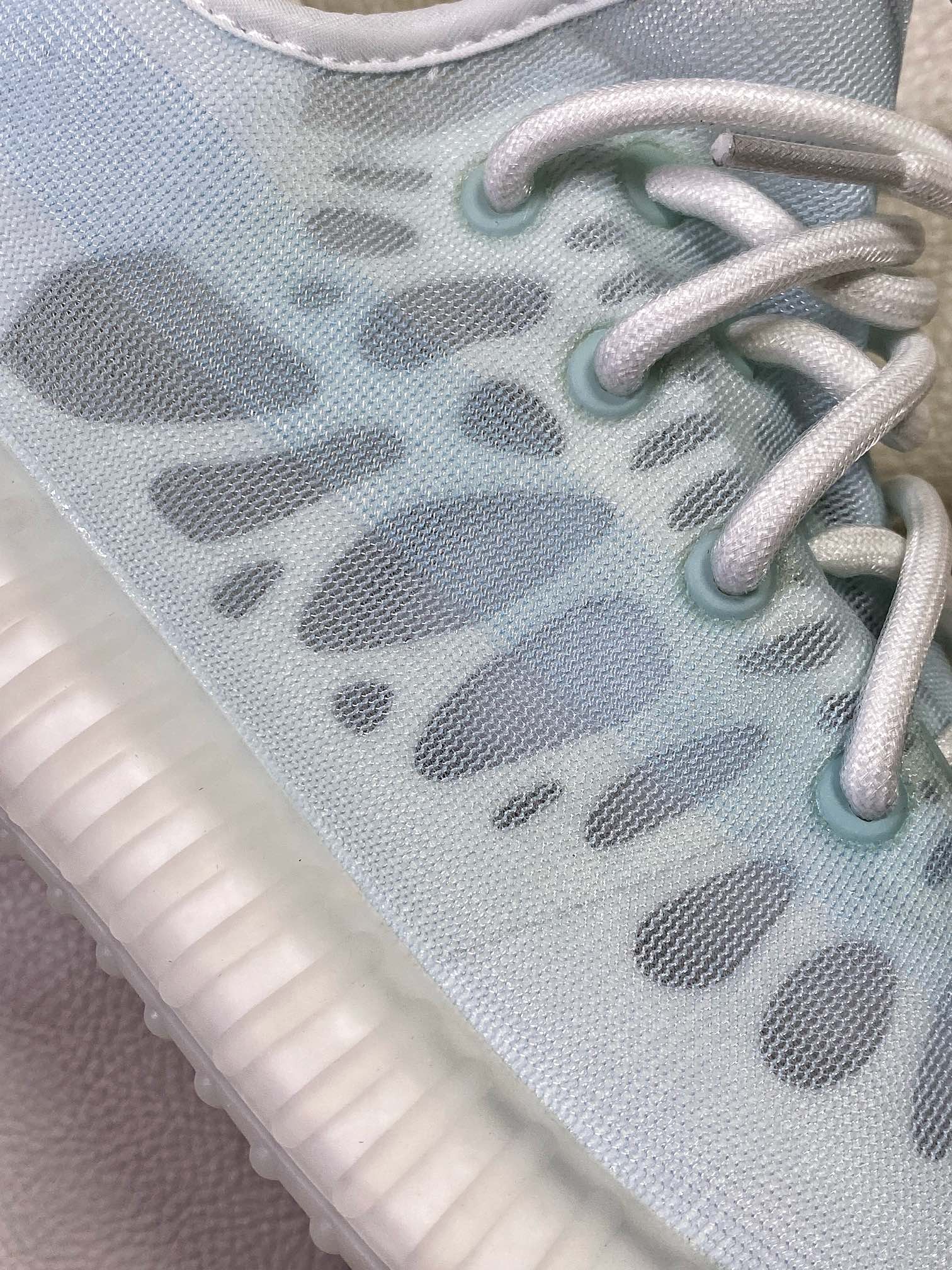 YEEZY350v2“MonoIce”冰蓝最强性价比版本V2全新全透网纱系列懂货的看鞋型一眼便知不用赘述