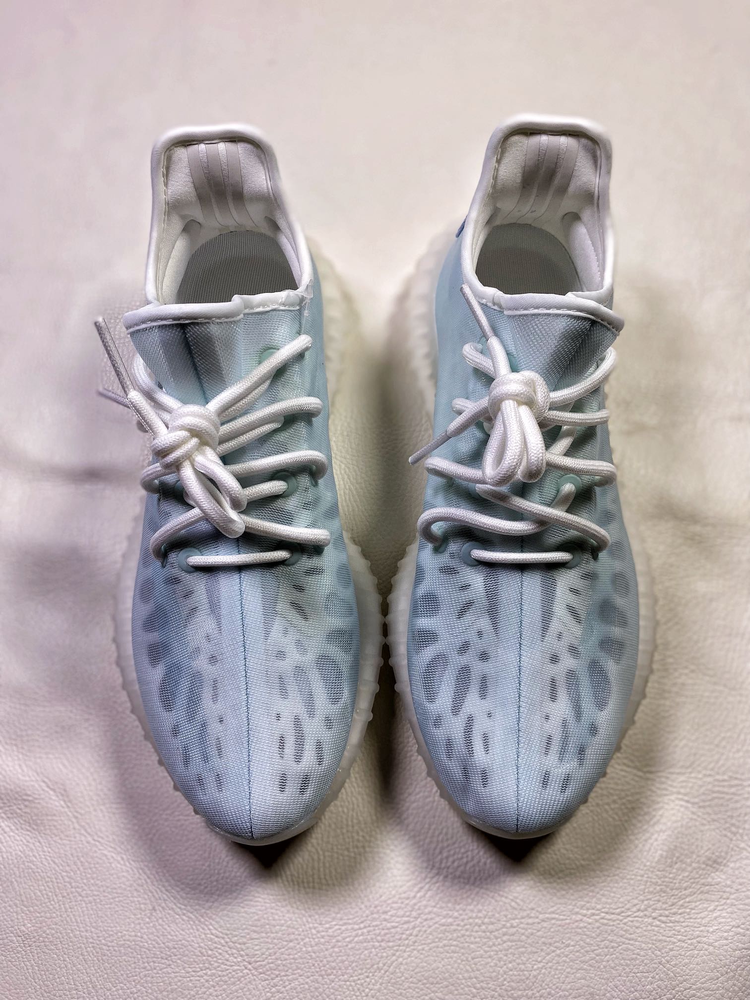 YEEZY350v2“MonoIce”冰蓝最强性价比版本V2全新全透网纱系列懂货的看鞋型一眼便知不用赘述