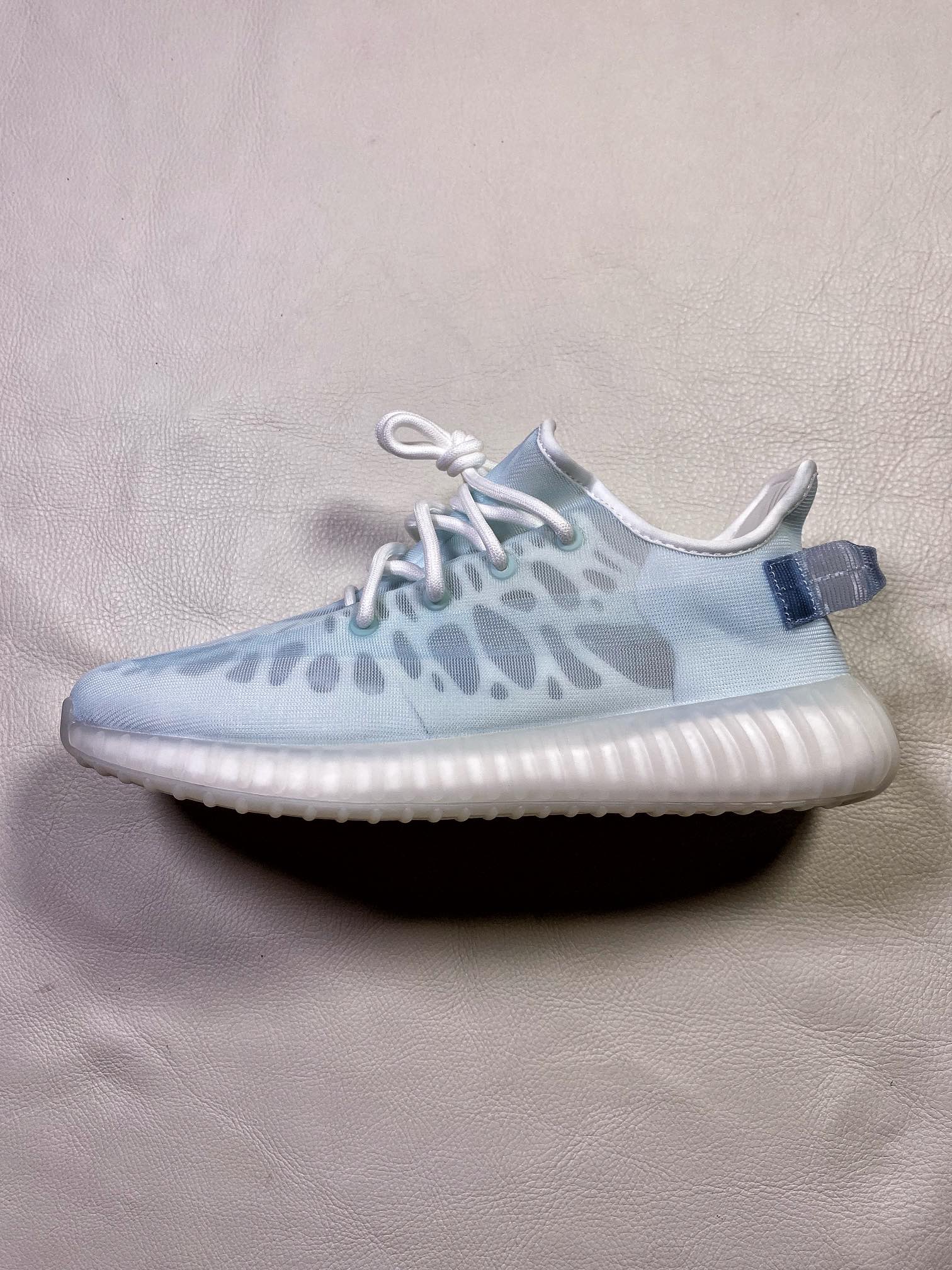 YEEZY350v2“MonoIce”冰蓝最强性价比版本V2全新全透网纱系列懂货的看鞋型一眼便知不用赘述