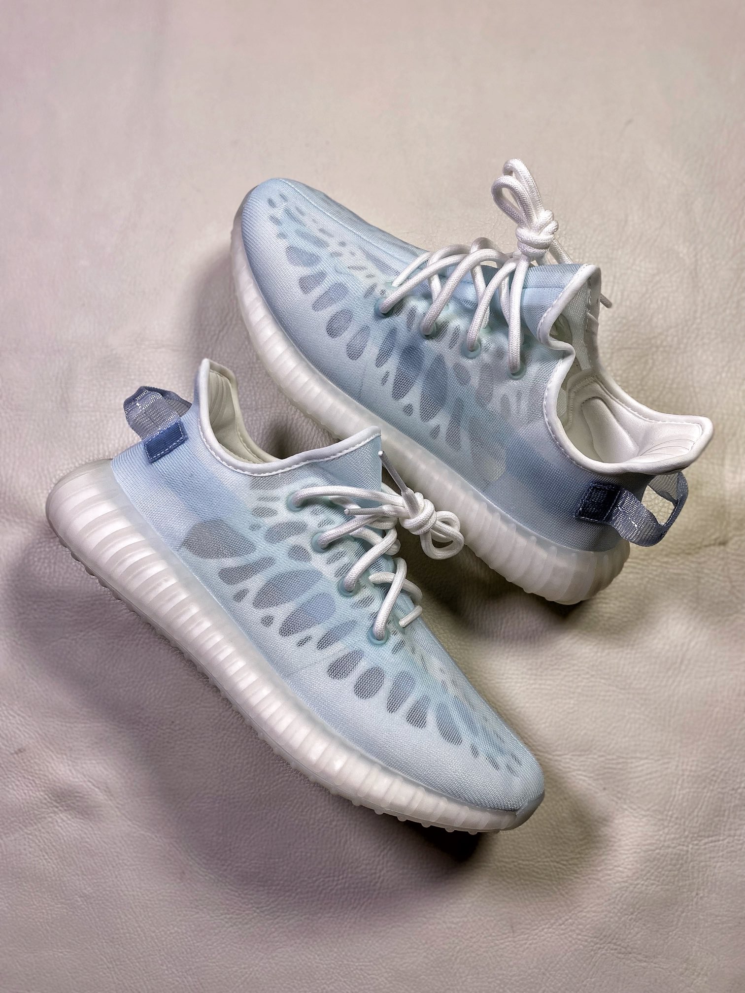 YEEZY350v2“MonoIce”冰蓝最强性价比版本V2全新全透网纱系列懂货的看鞋型一眼便知不用赘述