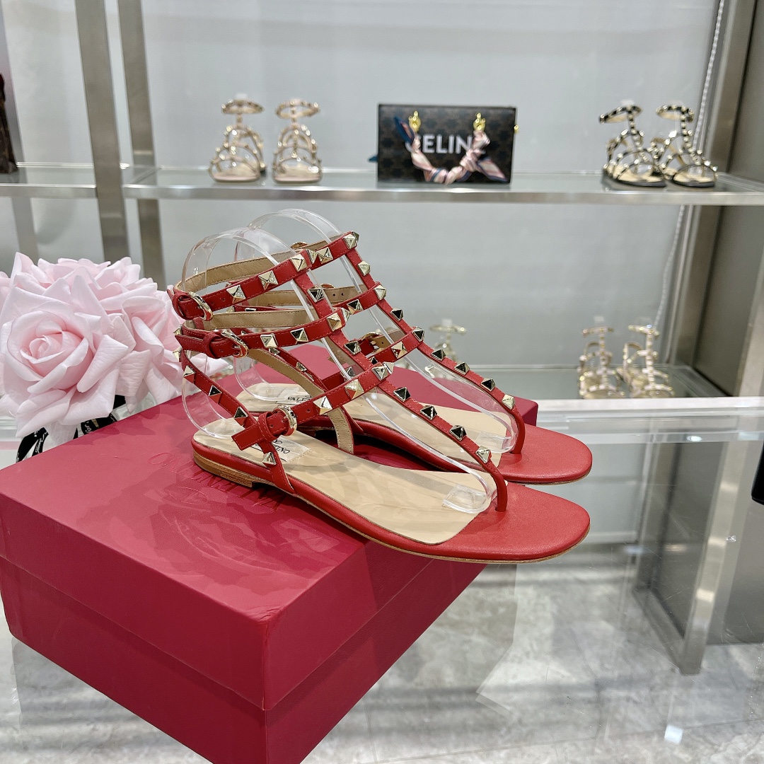 NO:222954,Valentino | Purchase level The new season of Warren slippers are so beautiful. The particularly textured hardware sets off a full sense of high-end. The shocking beauty makes you look so thin!  The new season lives up to expectations!  Worth buying ★Imported cowhide is absolutely top-notch. Original method. Absolute sensuality. Elegant style. Create a different feeling. Simple and elegant style!  show bdetails ———————————— ⊿ Size｜35-40 (.41. Custom made) ⊿ Material｜Imported cowhide ⊿ Material | Floor-up sheepskin ⊿ Material | Italian leather outsole ⊿ Heel height｜1CM, sandals, valentino, sandals, slippers, cowhide, sheepskin, Leather soles19860909华伦天奴  | 代购级别 新一季的华伦拖鞋鞋也太好看了 特别有质感的五金衬托出满满的高级感 上脚后惊呆的美超级显脚瘦！ 新一季不负期待！值得入手 ★进口牛皮绝对的上档次 原版做法 绝对感性 优雅风格 创造不一样的感觉 简约气质款式！ show bdetails ————————————  ⊿码数｜35-40（.41.定做）  ⊿材料｜进口牛皮  ⊿材料 |垫脚羊皮  ⊿材料 |意大利真皮大底  ⊿跟高｜1CM,凉鞋,valentino,sandals,slippers,cowhide,sheepskin,Leather soles,Women's Shoes