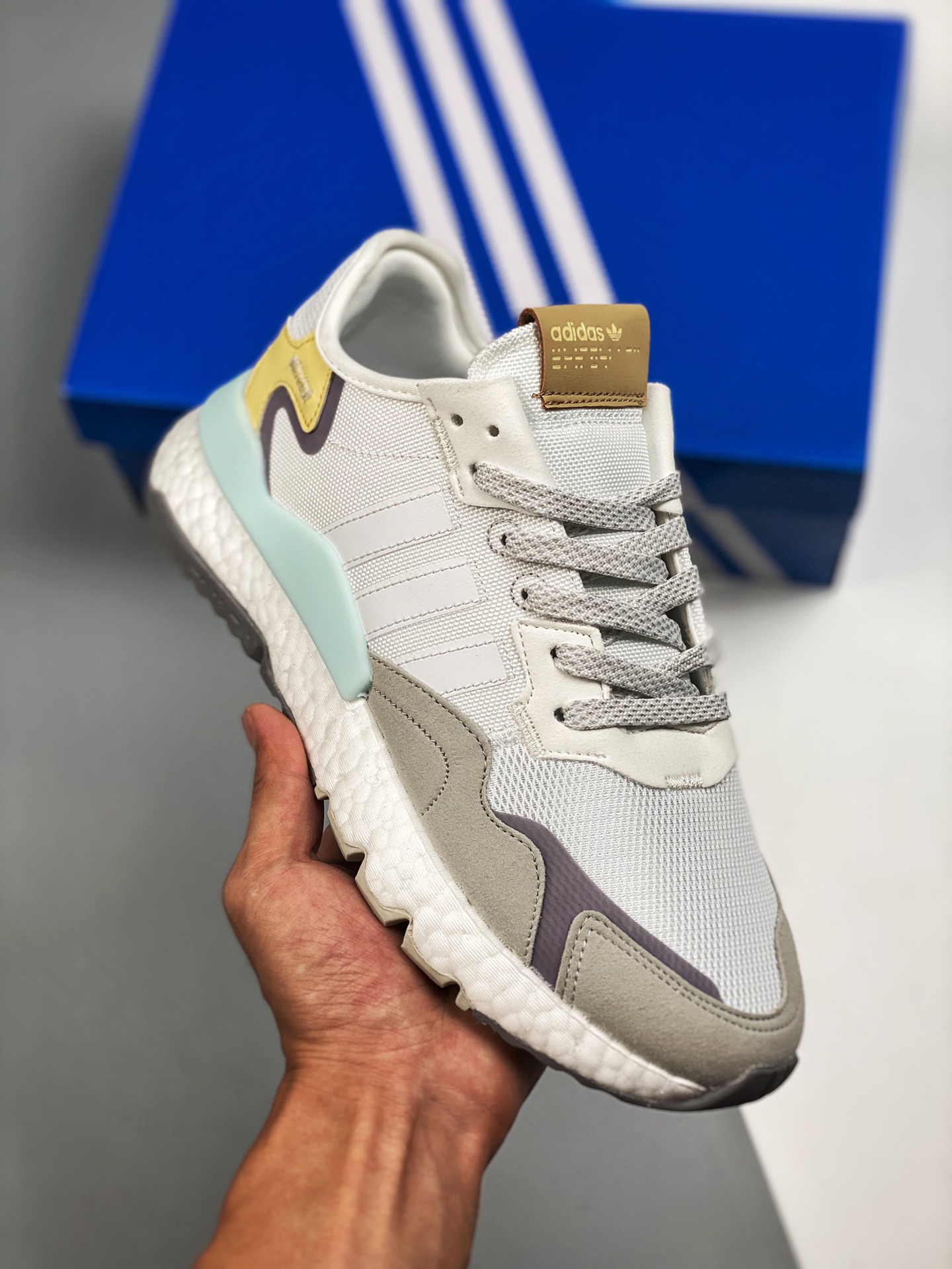 AD Nite Jogger Boost blanco, gris y púrpura trébol colaboración nocturna. N.º de producto: FV8571. Zapatillas de runnin…