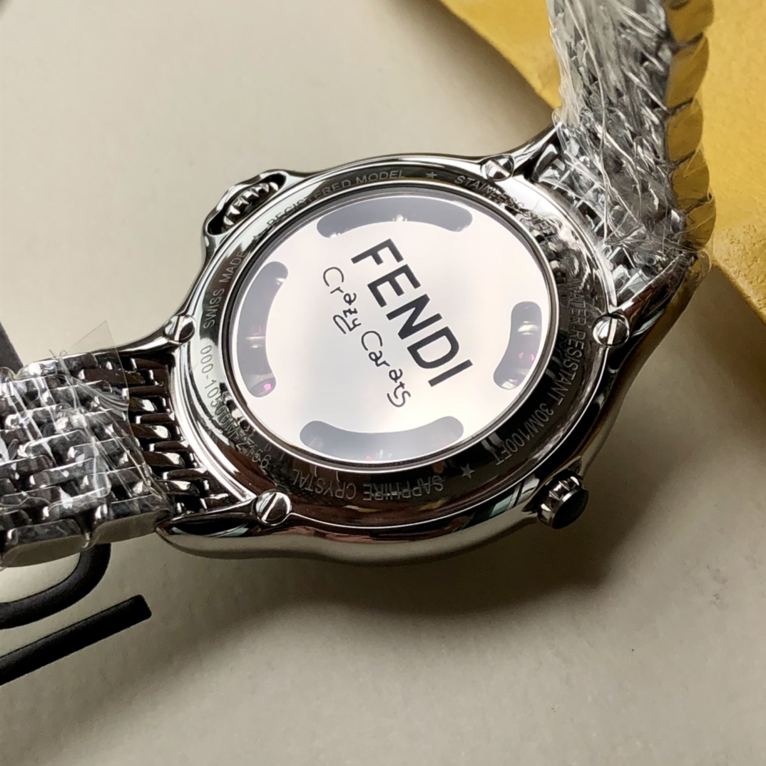 批💰 2000 芬迪Fendi crazy carats疯狂克拉系列女表,独特滚动珠宝设计,一组7种不同宝石搭配色彩变幻美仑美奂,设计优美中见戏谑,饶富天马行空的雅趣,挥洒无穷创意与非凡的钟表工艺,鬼斧神工,神一般的存在!组合而成三种配色,方便配衬服装和场合,一款手表多种戴法更添时尚魅力!中间镶嵌36颗VS天然真钻,把的镶天然尖晶石,无处不显高贵奢华,36mm表径,蓝宝石水晶镜面,原装瑞士石英机芯,316L精钢材质,手表支持任意验货,配全套包装一手价出!