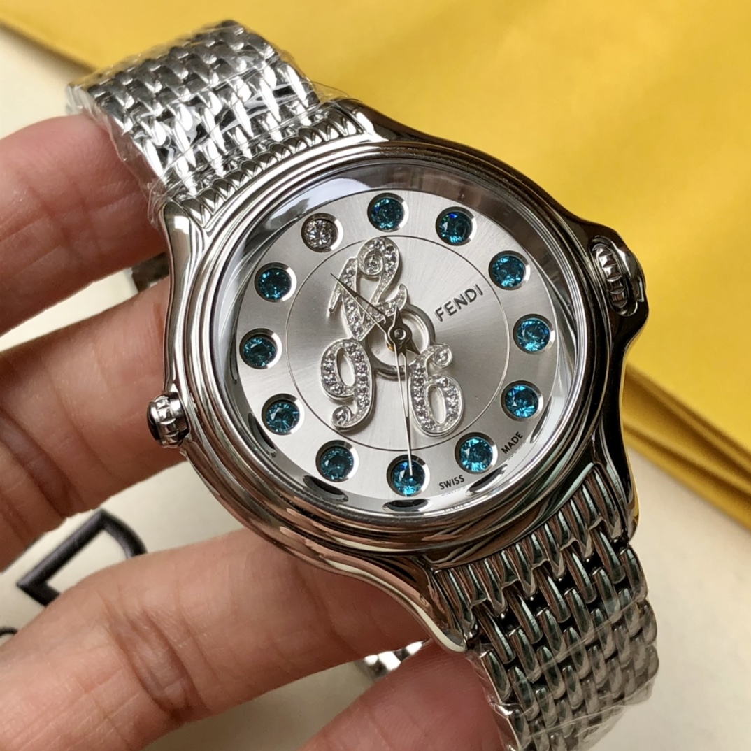 批💰 2000 芬迪Fendi crazy carats疯狂克拉系列女表,独特滚动珠宝设计,一组7种不同宝石搭配色彩变幻美仑美奂,设计优美中见戏谑,饶富天马行空的雅趣,挥洒无穷创意与非凡的钟表工艺,鬼斧神工,神一般的存在!组合而成三种配色,方便配衬服装和场合,一款手表多种戴法更添时尚魅力!中间镶嵌36颗VS天然真钻,把的镶天然尖晶石,无处不显高贵奢华,36mm表径,蓝宝石水晶镜面,原装瑞士石英机芯,316L精钢材质,手表支持任意验货,配全套包装一手价出!