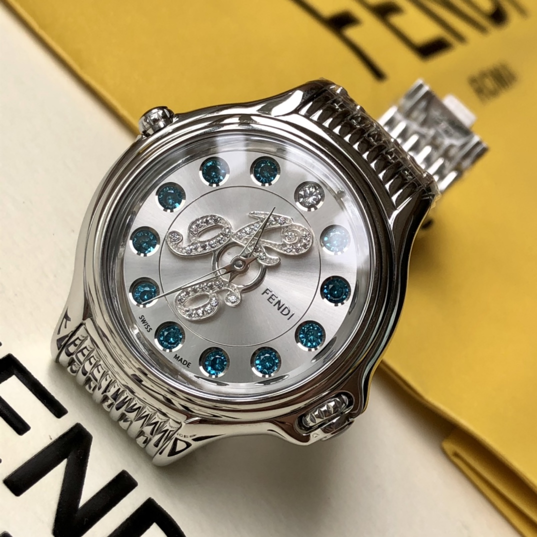 批💰 2000 芬迪Fendi crazy carats疯狂克拉系列女表,独特滚动珠宝设计,一组7种不同宝石搭配色彩变幻美仑美奂,设计优美中见戏谑,饶富天马行空的雅趣,挥洒无穷创意与非凡的钟表工艺,鬼斧神工,神一般的存在!组合而成三种配色,方便配衬服装和场合,一款手表多种戴法更添时尚魅力!中间镶嵌36颗VS天然真钻,把的镶天然尖晶石,无处不显高贵奢华,36mm表径,蓝宝石水晶镜面,原装瑞士石英机芯,316L精钢材质,手表支持任意验货,配全套包装一手价出!