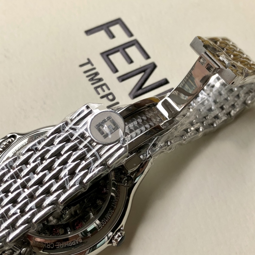 批💰 2000 芬迪Fendi crazy carats疯狂克拉系列女表,独特滚动珠宝设计,一组7种不同宝石搭配色彩变幻美仑美奂,设计优美中见戏谑,饶富天马行空的雅趣,挥洒无穷创意与非凡的钟表工艺,鬼斧神工,神一般的存在!组合而成三种配色,方便配衬服装和场合,一款手表多种戴法更添时尚魅力!中间镶嵌36颗VS天然真钻,把的镶天然尖晶石,无处不显高贵奢华,36mm表径,蓝宝石水晶镜面,原装瑞士石英机芯,316L精钢材质,手表支持任意验货,配全套包装一手价出!
