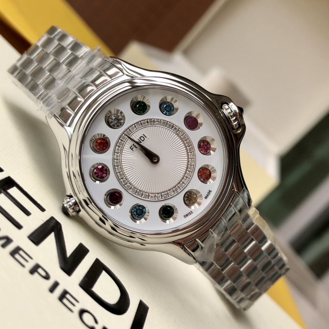 批💰 2000 芬迪Fendi crazy carats疯狂克拉系列女表,独特滚动珠宝设计,一组7种不同宝石搭配色彩变幻美仑美奂,设计优美中见戏谑,饶富天马行空的雅趣,挥洒无穷创意与非凡的钟表工艺,鬼斧神工,神一般的存在!组合而成三种配色,方便配衬服装和场合,一款手表多种戴法更添时尚魅力!中间镶嵌36颗VS天然真钻,把的镶天然尖晶石,无处不显高贵奢华,36mm表径,蓝宝石水晶镜面,原装瑞士石英机芯,316L精钢材质,手表支持任意验货,配全套包装一手价出!
