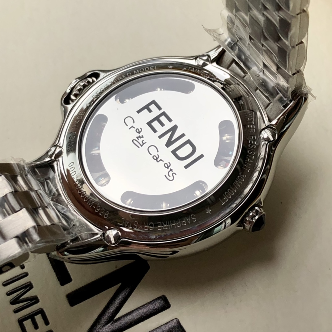 批💰 2000 芬迪Fendi crazy carats疯狂克拉系列女表,独特滚动珠宝设计,一组7种不同宝石搭配色彩变幻美仑美奂,设计优美中见戏谑,饶富天马行空的雅趣,挥洒无穷创意与非凡的钟表工艺,鬼斧神工,神一般的存在!组合而成三种配色,方便配衬服装和场合,一款手表多种戴法更添时尚魅力!中间镶嵌36颗VS天然真钻,把的镶天然尖晶石,无处不显高贵奢华,36mm表径,蓝宝石水晶镜面,原装瑞士石英机芯,316L精钢材质,手表支持任意验货,配全套包装一手价出!