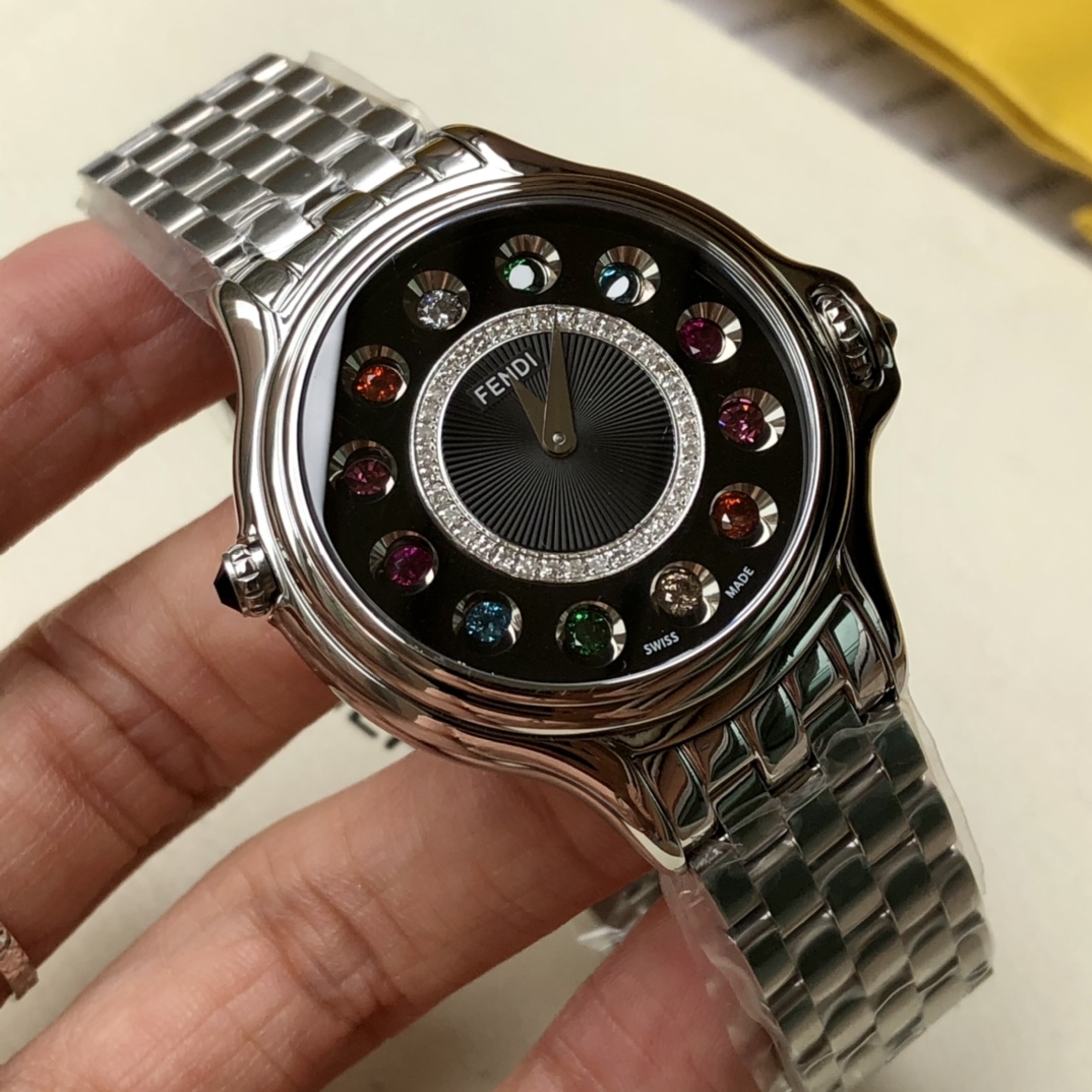 批💰 2000 芬迪Fendi crazy carats疯狂克拉系列女表,独特滚动珠宝设计,一组7种不同宝石搭配色彩变幻美仑美奂,设计优美中见戏谑,饶富天马行空的雅趣,挥洒无穷创意与非凡的钟表工艺,鬼斧神工,神一般的存在!组合而成三种配色,方便配衬服装和场合,一款手表多种戴法更添时尚魅力!中间镶嵌36颗VS天然真钻,把的镶天然尖晶石,无处不显高贵奢华,36mm表径,蓝宝石水晶镜面,原装瑞士石英机芯,316L精钢材质,手表支持任意验货,配全套包装一手价出!