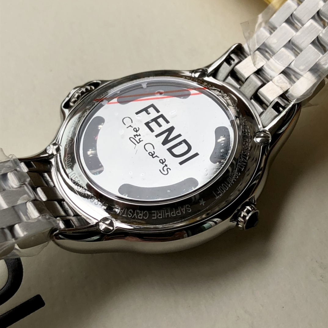 批💰 2000 芬迪Fendi crazy carats疯狂克拉系列女表,独特滚动珠宝设计,一组7种不同宝石搭配色彩变幻美仑美奂,设计优美中见戏谑,饶富天马行空的雅趣,挥洒无穷创意与非凡的钟表工艺,鬼斧神工,神一般的存在!组合而成三种配色,方便配衬服装和场合,一款手表多种戴法更添时尚魅力!中间镶嵌36颗VS天然真钻,把的镶天然尖晶石,无处不显高贵奢华,36mm表径,蓝宝石水晶镜面,原装瑞士石英机芯,316L精钢材质,手表支持任意验货,配全套包装一手价出!