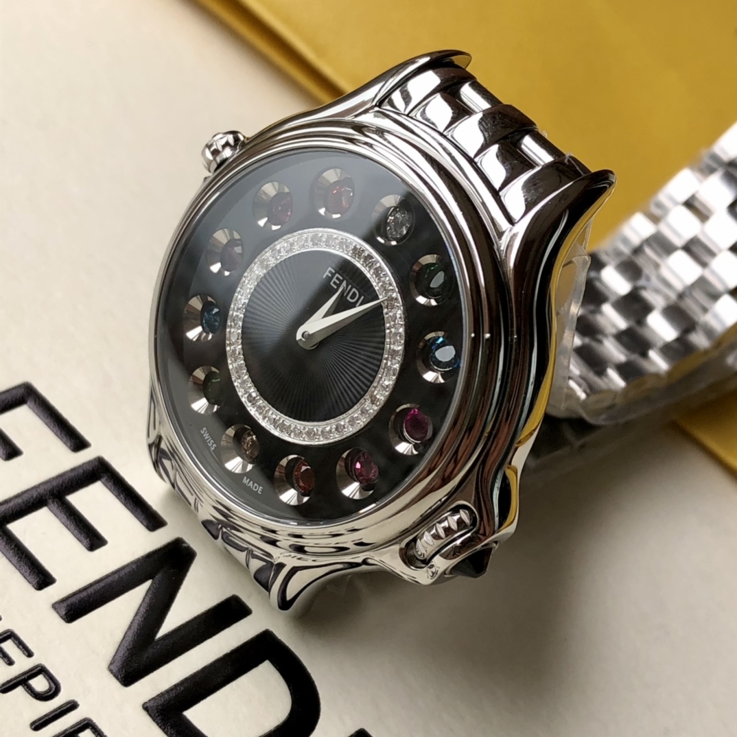 批💰 2000 芬迪Fendi crazy carats疯狂克拉系列女表,独特滚动珠宝设计,一组7种不同宝石搭配色彩变幻美仑美奂,设计优美中见戏谑,饶富天马行空的雅趣,挥洒无穷创意与非凡的钟表工艺,鬼斧神工,神一般的存在!组合而成三种配色,方便配衬服装和场合,一款手表多种戴法更添时尚魅力!中间镶嵌36颗VS天然真钻,把的镶天然尖晶石,无处不显高贵奢华,36mm表径,蓝宝石水晶镜面,原装瑞士石英机芯,316L精钢材质,手表支持任意验货,配全套包装一手价出!