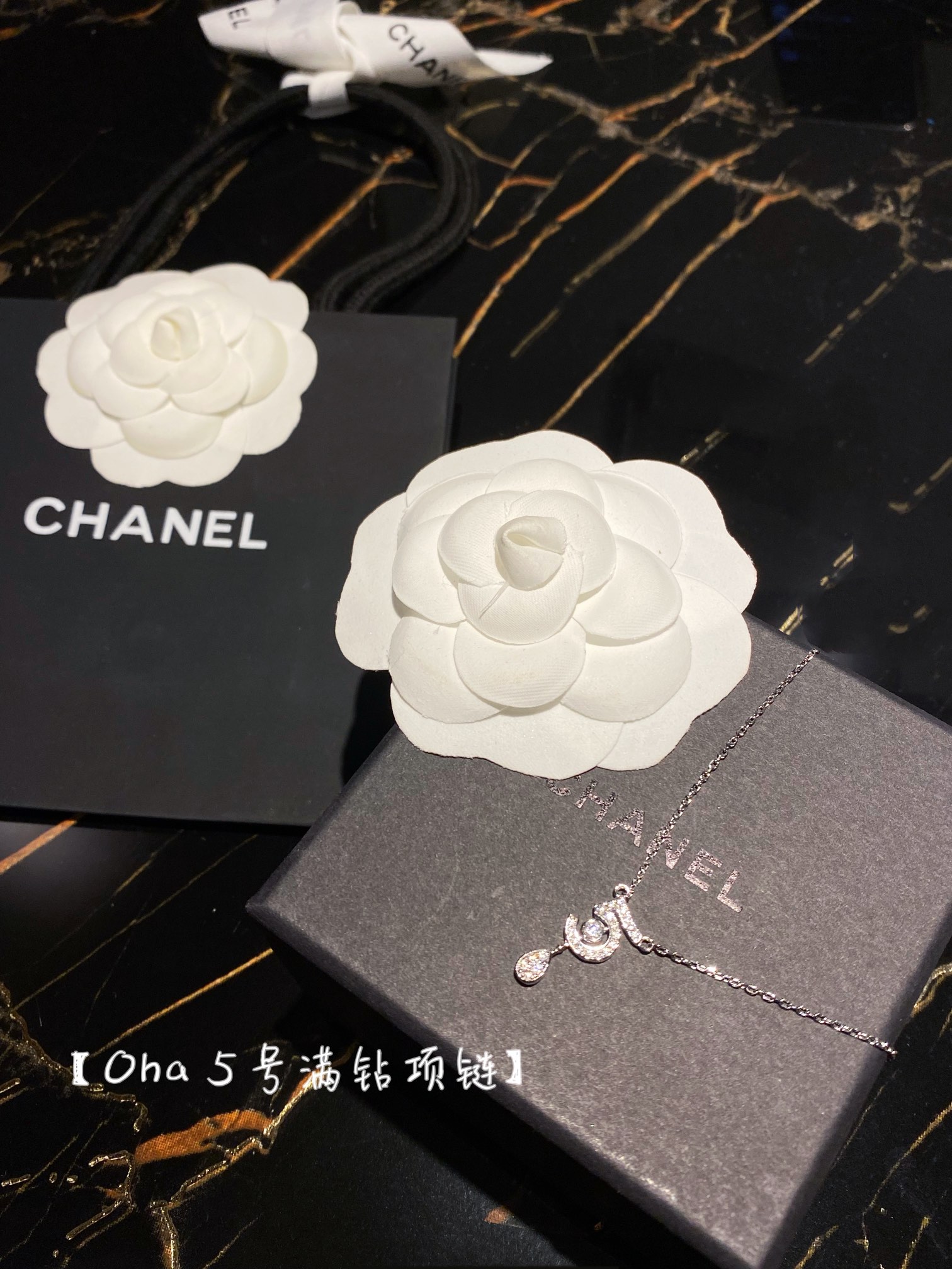 NO:633314,88240【ch@nel No. 5 full diamond necklace】·No. 5 anniversary series!  A must-try for fans of fragrance!  ·First-grade silicon titanium diamonds are inlaid by hand. Even small diamonds look the same as real diamonds. ·Tail chain logo plate is engraved on both sides, and the original lobster clasp is customized. ·The back of No. 5 is mirror polished and machine-engraved Eternal.  N°5 series In order to pay tribute to the century-old legend of No. 5 perfume, Xiaoxiang High Jewelry Creative Studio chose K gold and diamonds to outline Ms. ch@nel’s favorite number, and created a series that symbolizes luck. This lucky number represents the essence of eternity, necklace, Cartier high-end jewelry1986090988240【ch@nel 5号满钻项链】 ·5号周年纪念款系列！香粉们必入！ ·颗颗硅钛料一级钻,纯手工镶嵌,即使很小的碎钻视觉也和真钻无差 ·尾链logo牌牌正反双面刻字,定制原版龙虾扣 ·5号背面镜面抛光,精雕机刻字 Eternal N°5系列为了向5号香水的百年传奇致敬,小香高级珠宝创意工作室选用K金和钻石来勾勒ch@nel女士钟爱的数字,并创作了一个象征幸运的系列,这个幸运数字代表着隽永恒久的精髓,,necklace,卡迪亚高端饰品,Jewelry