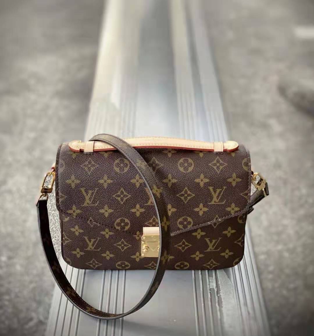 NO:213156,The original quality of the version is developed [Pochette Metis handbag] M40780 44875 Pretty Pochette Métis handbag has an elegant atmosphere. Made of soft Monogram canvas, it is small in size and has multiple practical pockets and compartments. Size 25 x 19 x 9 cm, LV [top original list], louis vuitton19860909对版开发原单品质【Pochette Metis 手袋】 M40780 44875 老花 Pochette Métis 手袋小巧的造型散发出优雅的气息.采用柔软的 Monogram 帆布材质制作而成,尺寸小巧,拥有多个实用的口袋和隔层. 尺寸25 x 19 x 9 cm,LV【顶级原单】,louis vuitton,Bag