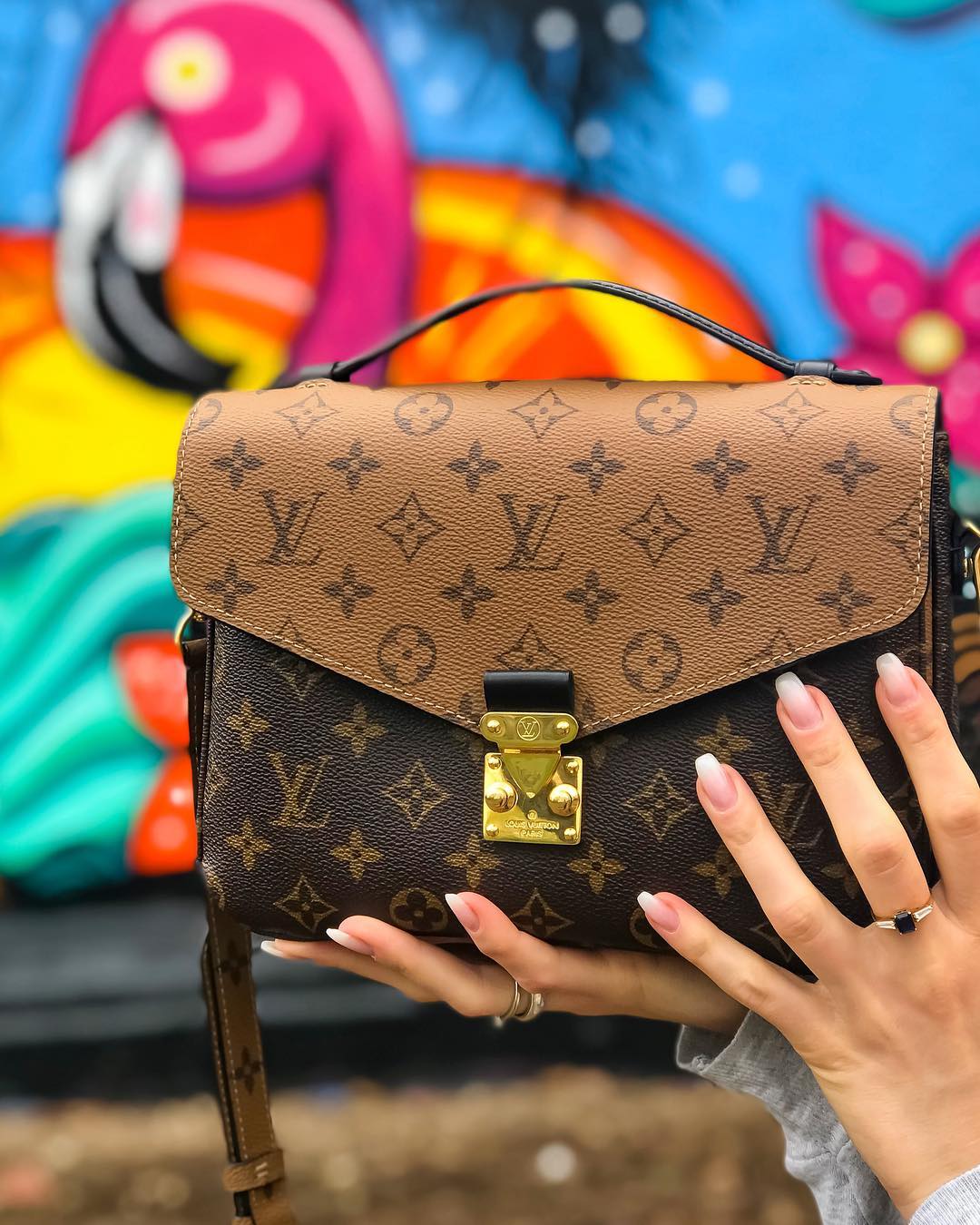 NO:213158,The perfect original hardware [POCHETTE MTIS handbag] m44876 41465 The iconic Monogram Reverse canvas makes this trendy Pochette Métis handbag look more fashionable, inspired by the creativity of Nicolas Ghesquière. The compact size is matched with rich and distinctive compartments and inner bag design. Size 25 x 19 x 7 cm, LV [top original list], louis vuitton, versace19860909对版开发细节完美原单五金【POCHETTE MTIS 手袋】 m44876 41465 标志性的 Monogram Reverse 帆布使此款新潮的 Pochette Métis 手袋更显时尚,灵感源自Nicolas Ghesquière的创意.小巧的尺寸搭配丰富而层次分明的隔层与内袋设计. 尺寸25 x 19 x 7 厘米,LV【顶级原单】,louis vuitton,versace,Bag