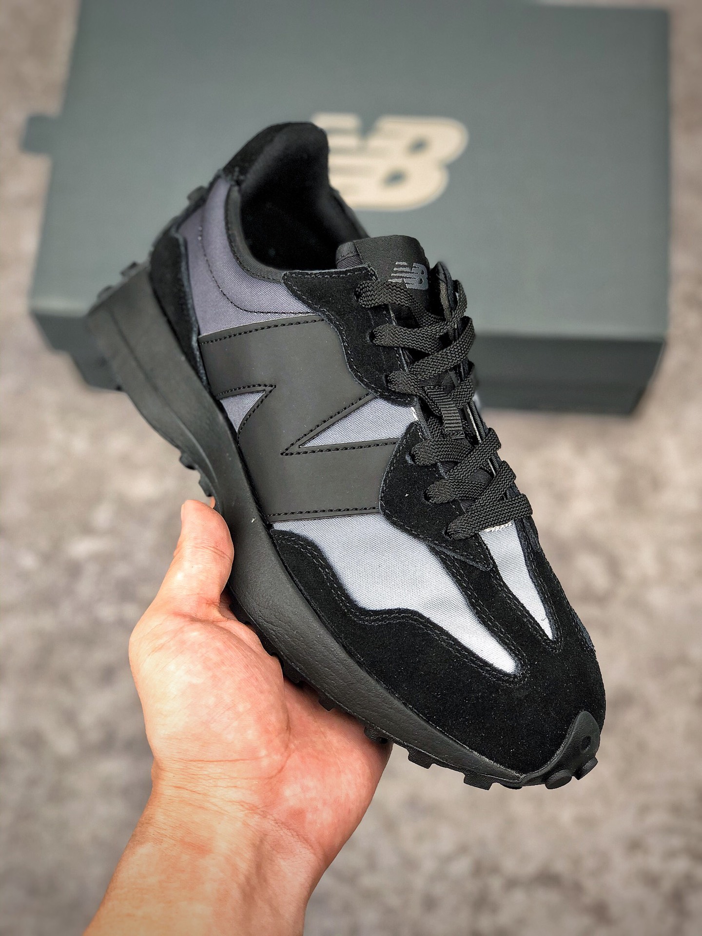  支持放店
 New Balance 新百伦MS327系列复古休闲运动慢跑鞋 
#全新 New Balance 327系列，以更纯粹的复古风格设计打造的全新造型。侧身还以解构设计，将 N 字标志以做旧压花样式呈现，样式别具新意。而麂皮、冲孔皮革的塑造，则呈现出高级怀旧气质，也让鞋款在奢华时装风格与运动氛围之间达到了平衡。
#鞋身采用尼龙及皮质物料拼接构成#中底高弹PU材质及满丁防滑橡胶外底
尺码：36 37 37.5 38 38.5 39.5 40 40.5 41.5 42 42.5 43 44 45