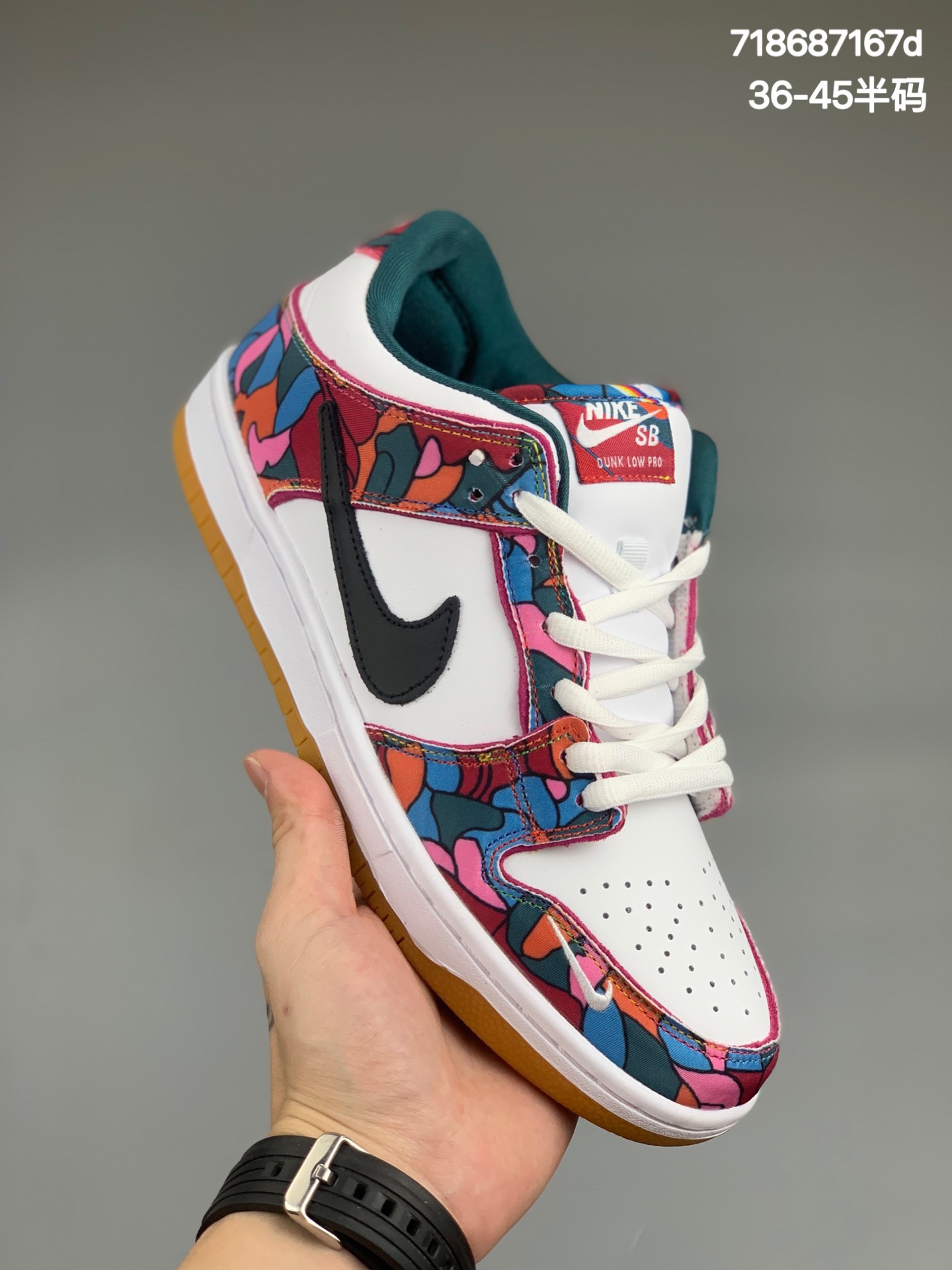 
耐克Nike  SB Dunk Low 扣篮系列复古低帮休闲运动滑板板鞋。采用脚感柔软舒适ZoomAir气垫，有效吸收滑板等极限运动在落地时带来的冲击力，为街头运动者们提供更好的保护货号：DH7695 102编码：090 YYTSASize：36 36.5 37.5 38 38.5 39 40 40.5 41 42 42.5 43 44 45
编码:718687167d