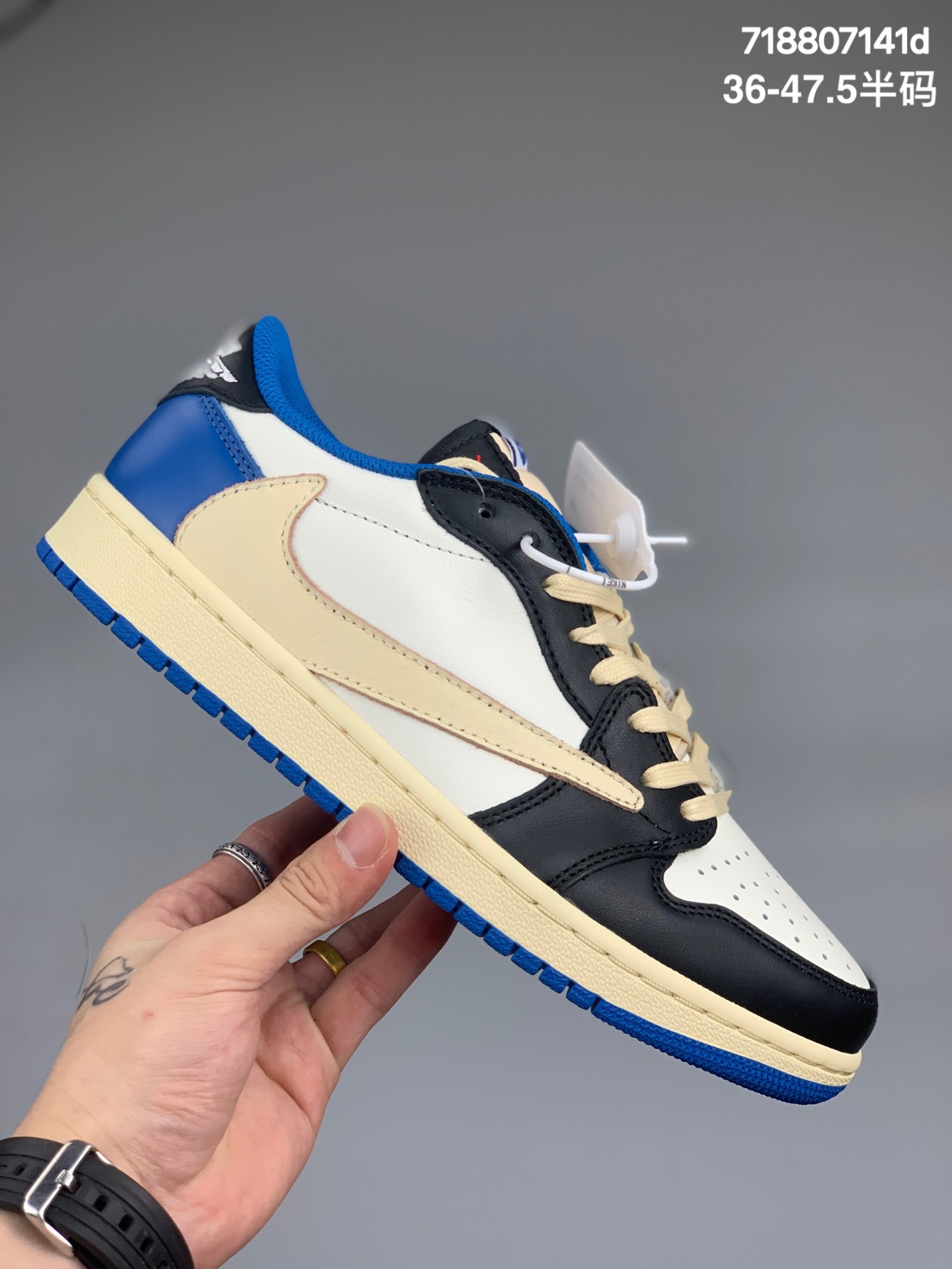 
乔1 Fragment×NK Air Jordan 1 x Travis Scott 三方联名 超级鞋王 白蓝色闪电倒钩低帮最新贝利原厂皮料 全新细节升级 正确后跟鬼脸 闪电 细节 正确鞋头弧度 正确倒钩位置 正确字体印刷 货号：DM7866-140Size：36 36.5 37.5 38 38.5 39 40 40.5 41 42 42.5 43 44 45 46 47.5
编码:718807141d