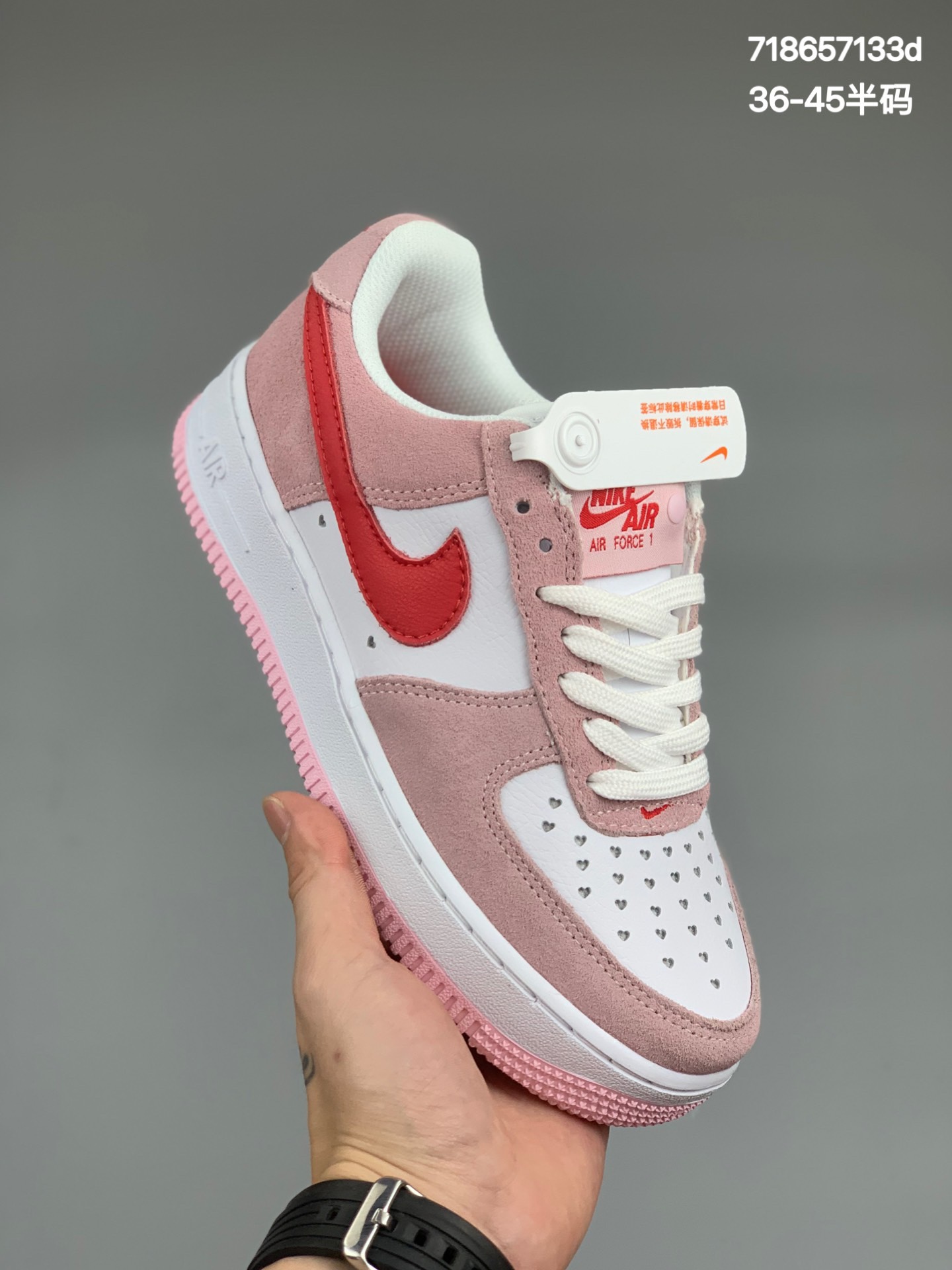 
NK Air Force 1 Low QS “Love Letter”空军一号低帮情人节 货号：DD3384-600 鞋身选用了白色及淡粉色拼接而成 层次分明 淡粉色部分均采用翻毛皮材质 质感颇为高级 侧身 Swoosh 选用红色 颇为亮眼 这双鞋在细节设计方面可谓用心满满 鞋舌上的缝标为双层按扣设计 打开按扣显露出内层的桃心图案呼应主题 鞋头部位的冲孔都改为桃心图案 后跟 Logo 上的 “AIR” 字样也有桃心刺绣点缀 SIZE： 36 36.5 37.5 38 38.5 39 40 40.5 41 42 42.5 43 44 44.5 45
编码:718657133d