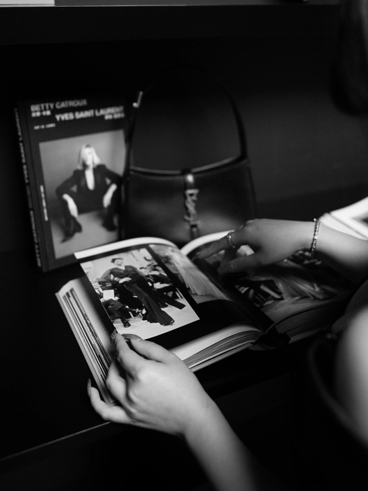 Saint laurent Ysl LE 5 À 7 平纹腋下包 657228黑色